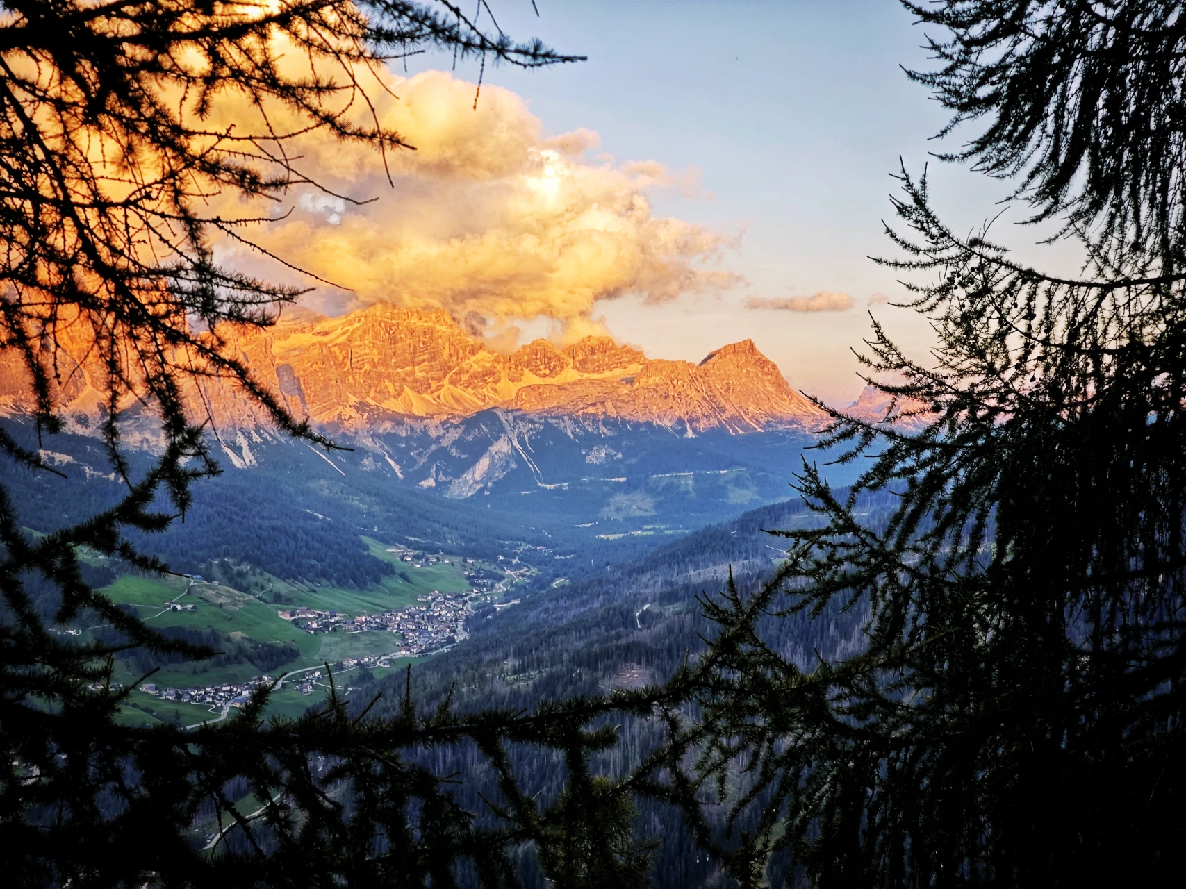 La Enrosadira sobre las Fanes: la dolomía vira al rosa al ponerse el sol