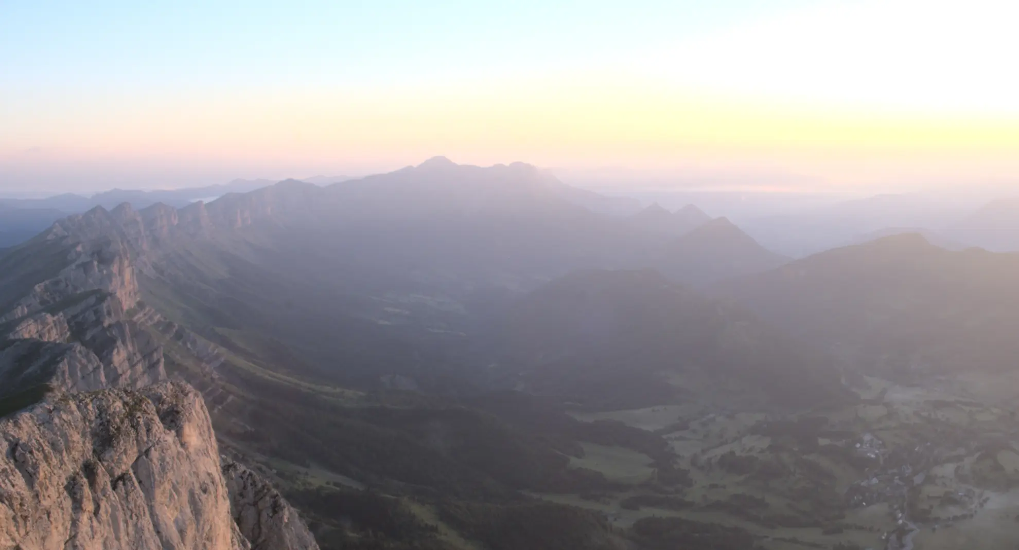 Los balcones este del Vercors vistos desde el Grand Veymont, con el Trièves y los Écrins al fondo