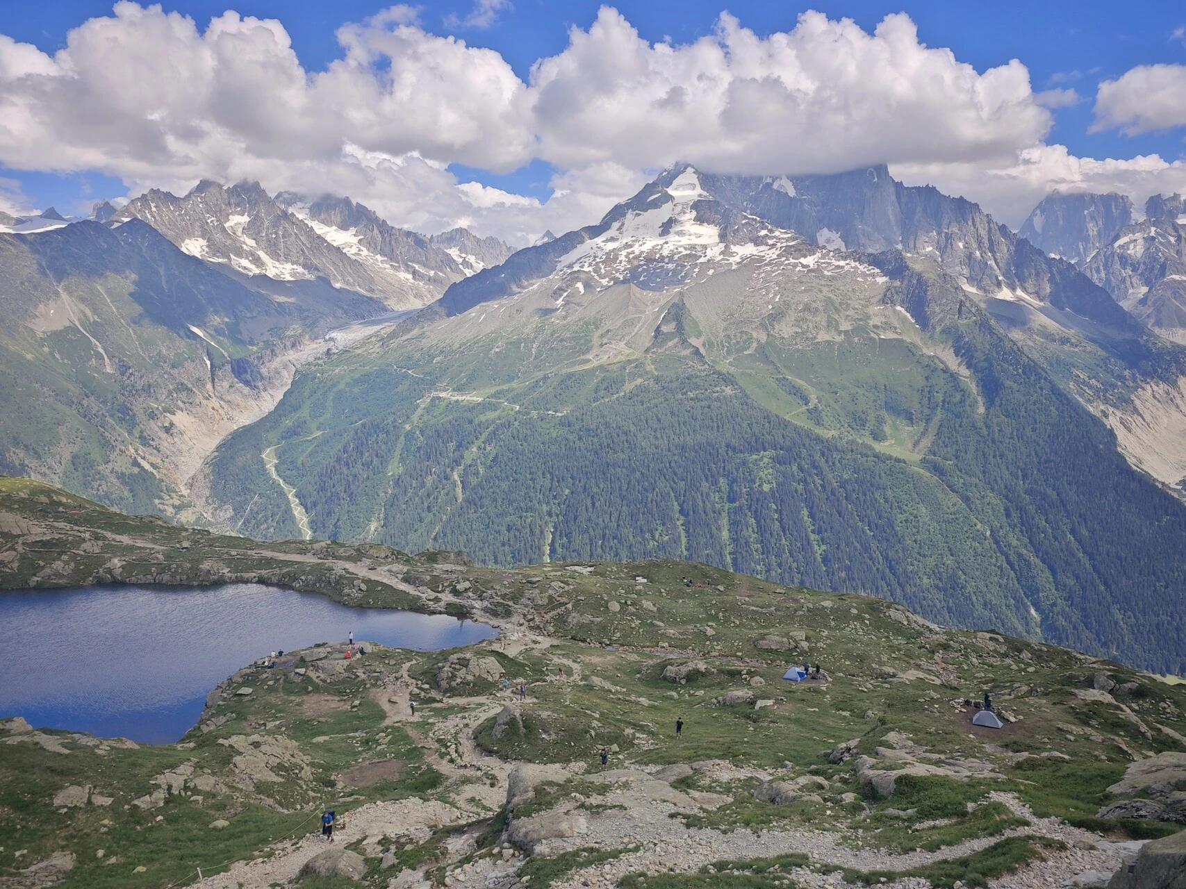 Los Chéserys, el sector más cercano al Lac Blanc donde la noche en tienda se reserva, frente a la Aiguille du Chardonnet