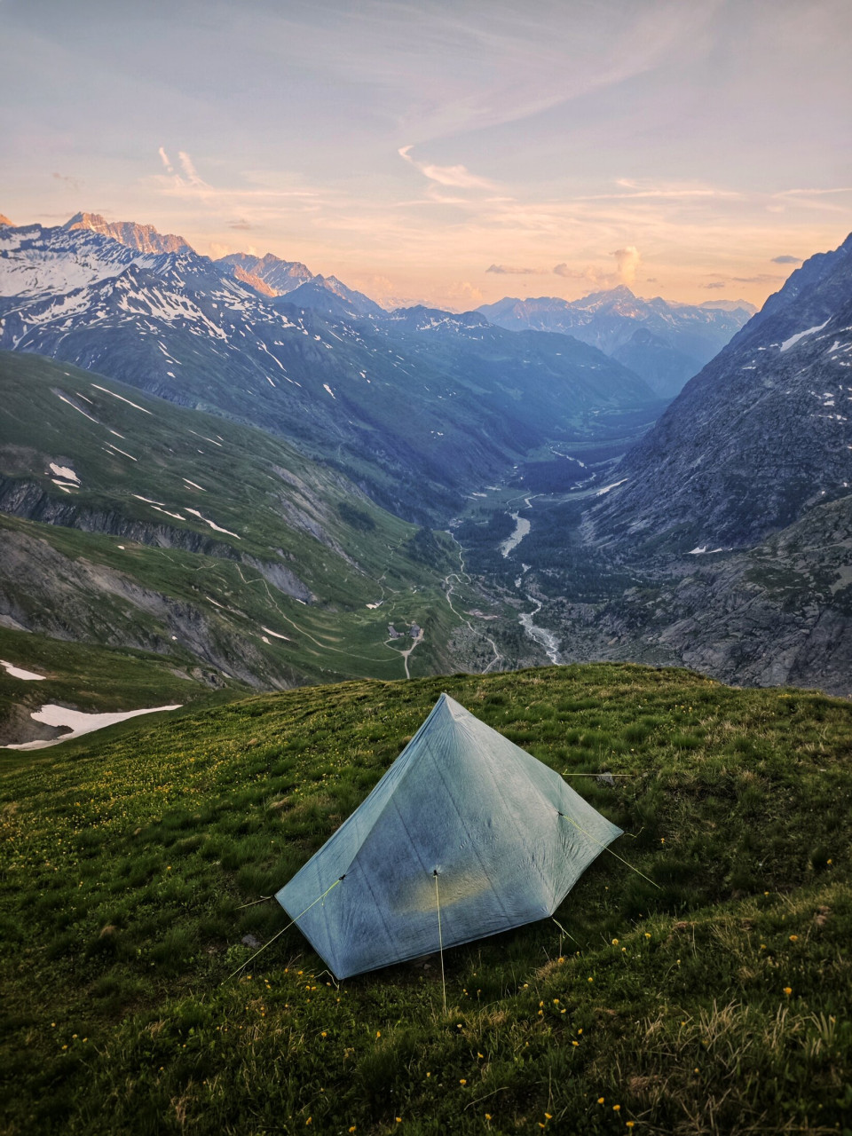 Vivac en tienda al anochecer en el Tour del Mont-Blanc a principios de junio