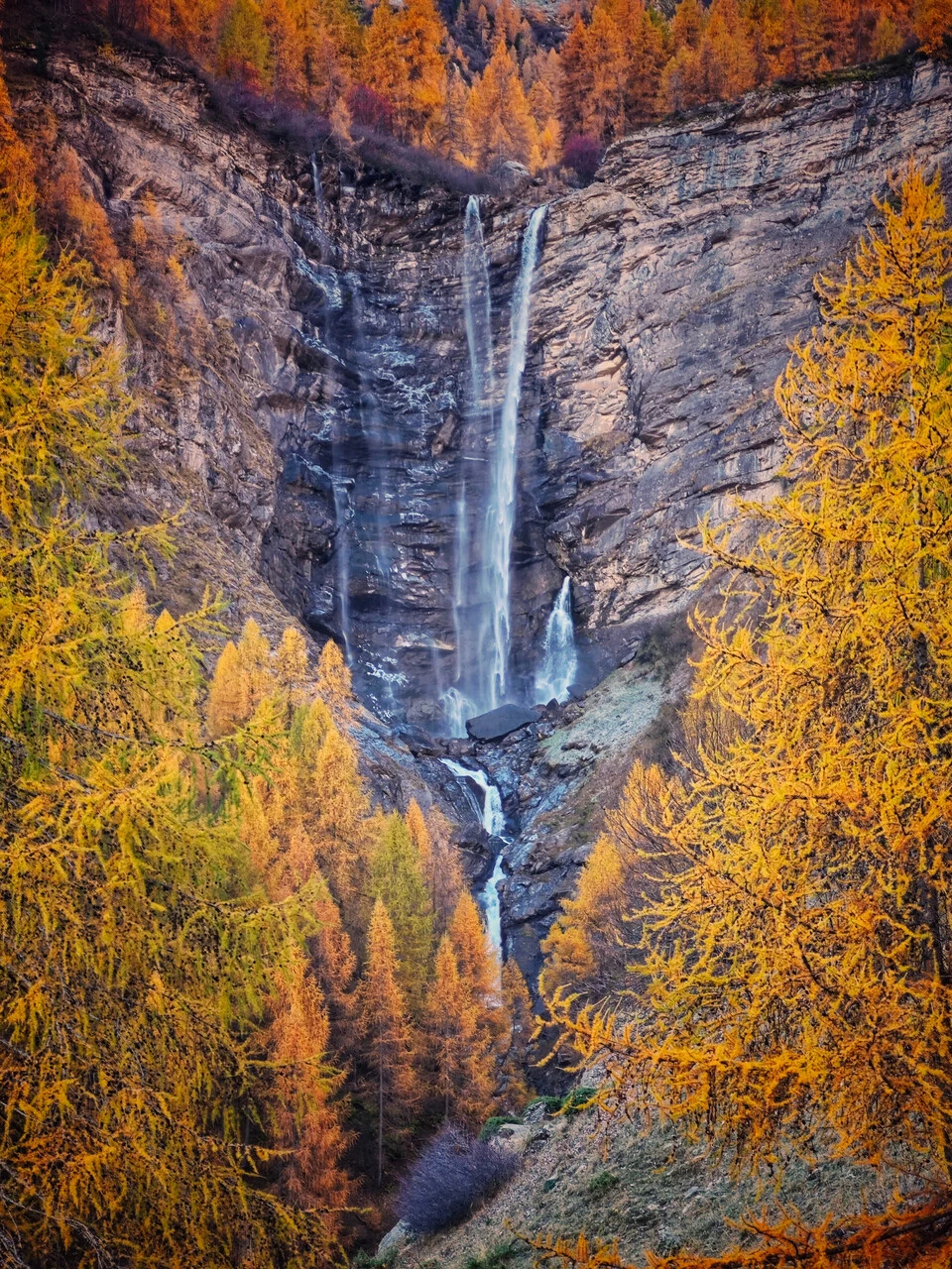 La cascade de la Pisse en Champoléon, entre los alerces de otoño