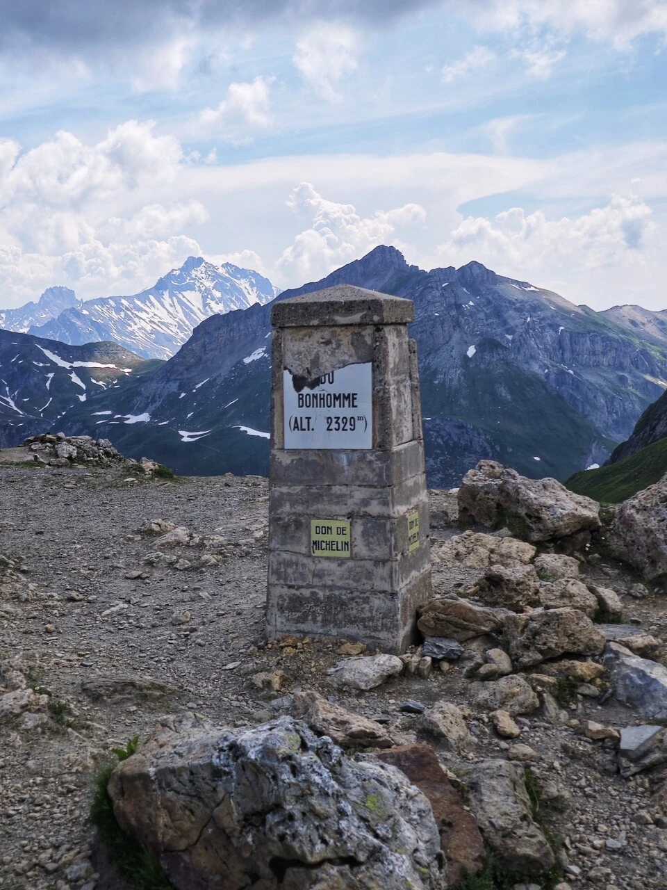 Mojón del Col du Bonhomme (2 329 m), entre niebla y cumbres nevadas