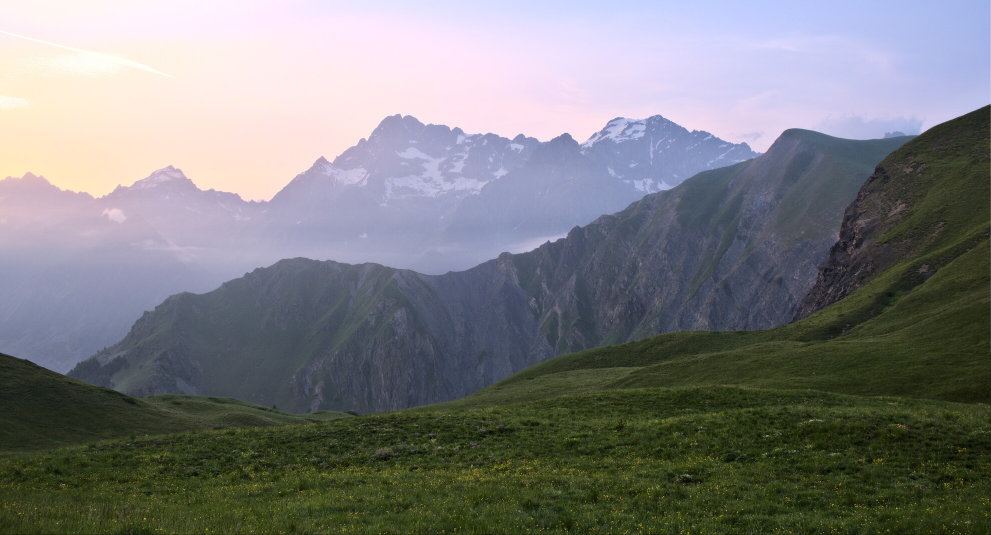 Puesta de sol en los pastos alpinos trekking Écrins