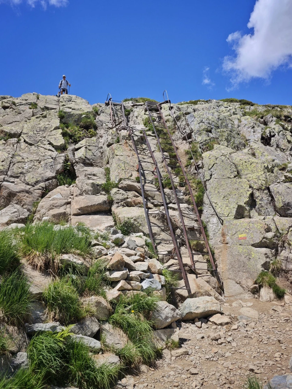 Una de las escaleras metálicas selladas en la barra rocosa, en el sendero de Tré-le-Champ