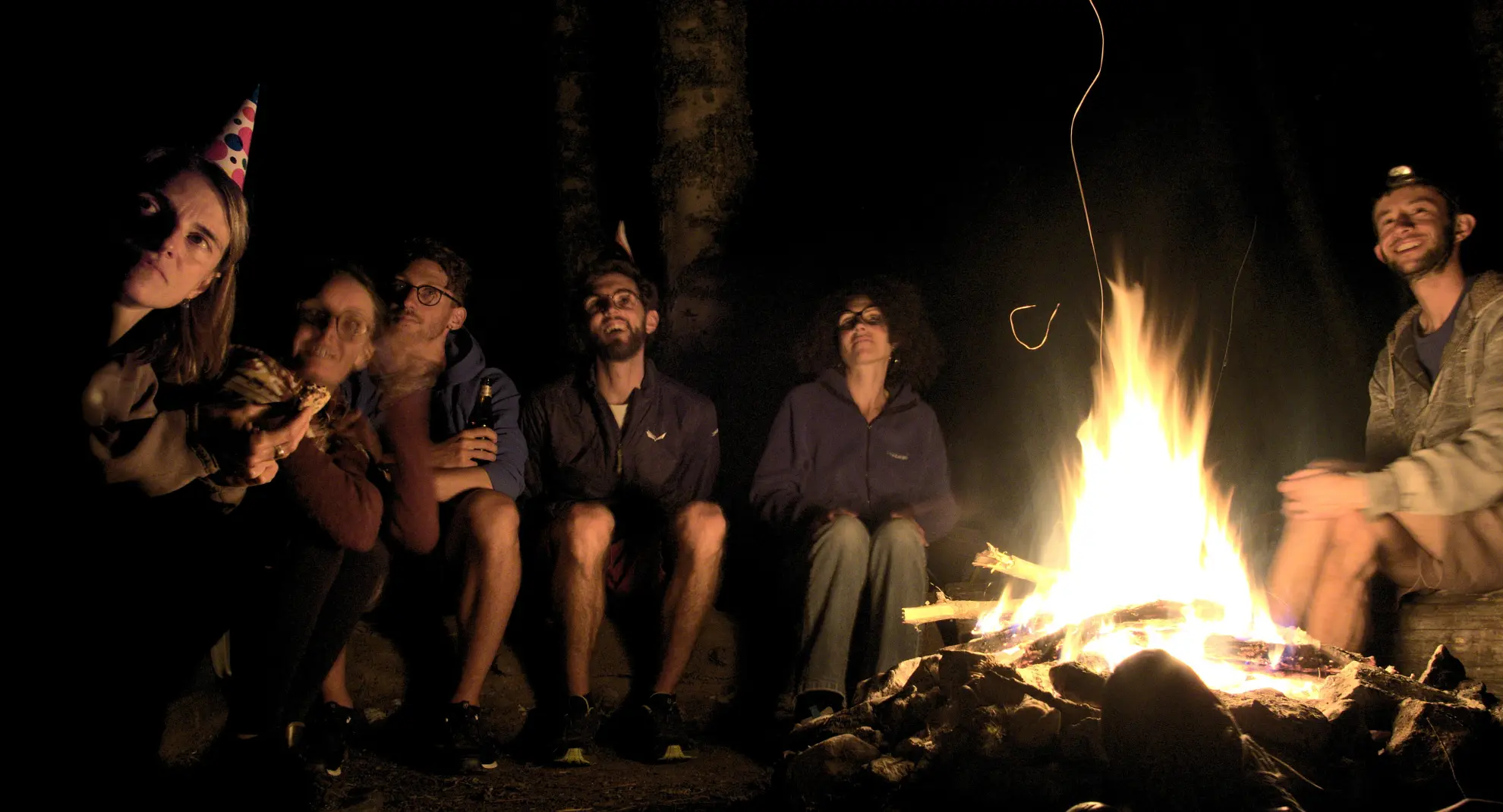 Fuego de montaña al atardecer