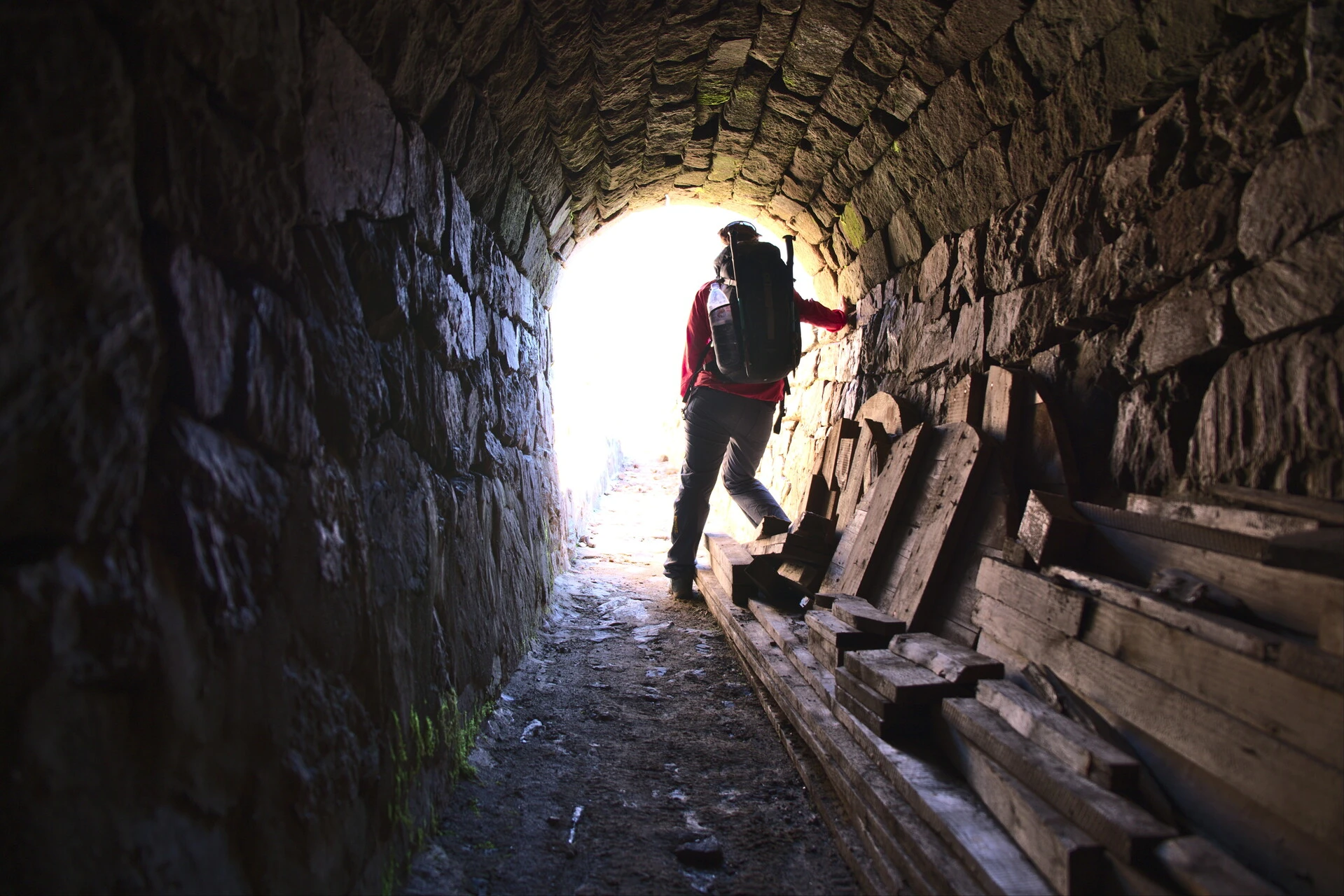 Senderista en una galería de piedra del canal de Malcros