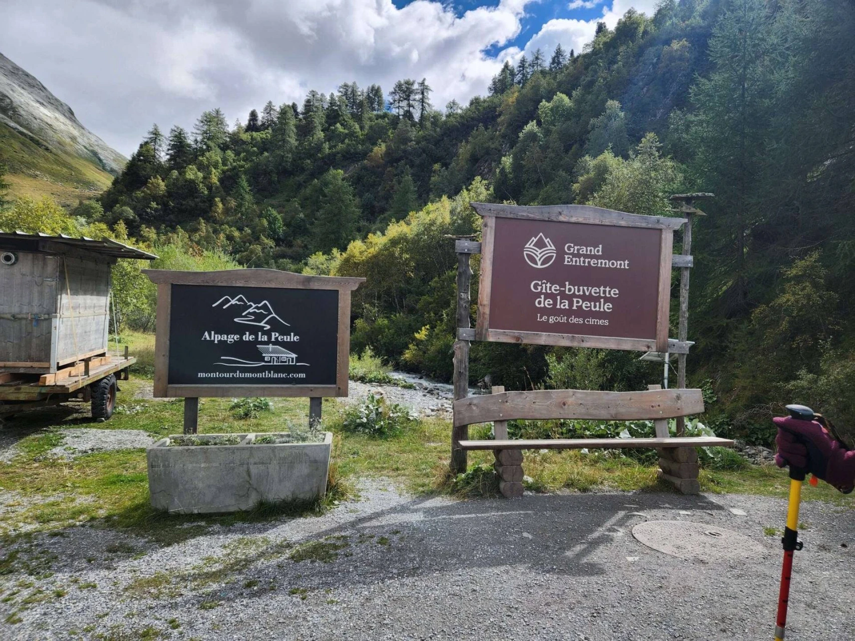 Gîte Alpage de La Peule, primer pasto suizo bajo el Grand Col Ferret