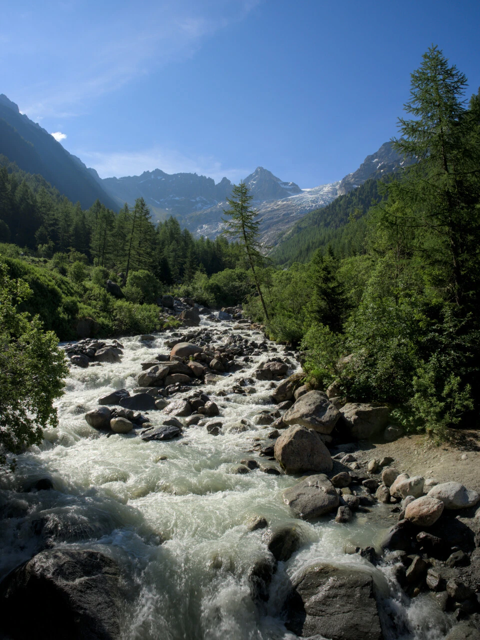 Torrente glaciar en el Val d'Arpette, el agua corre entre los bloques de roca