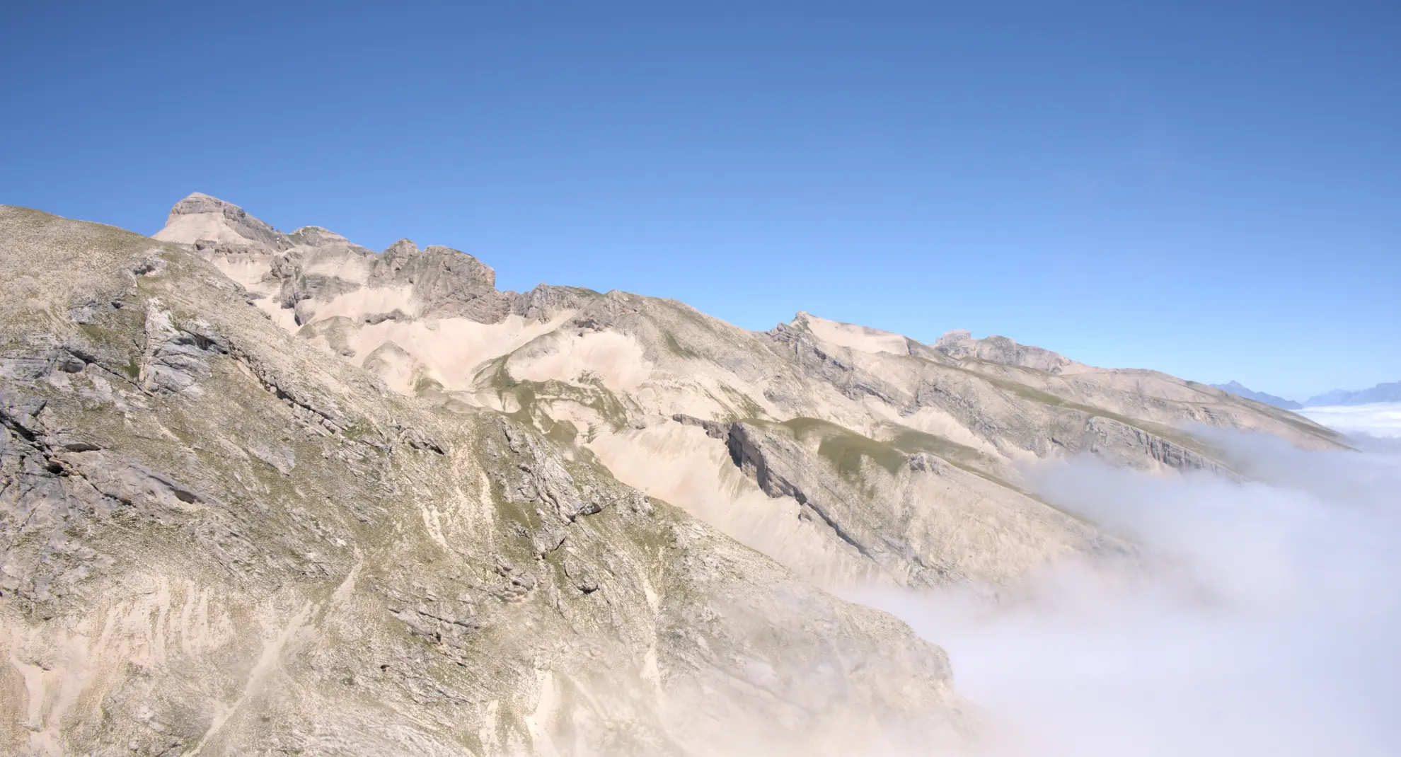 Grand Ferrand mar de nubes