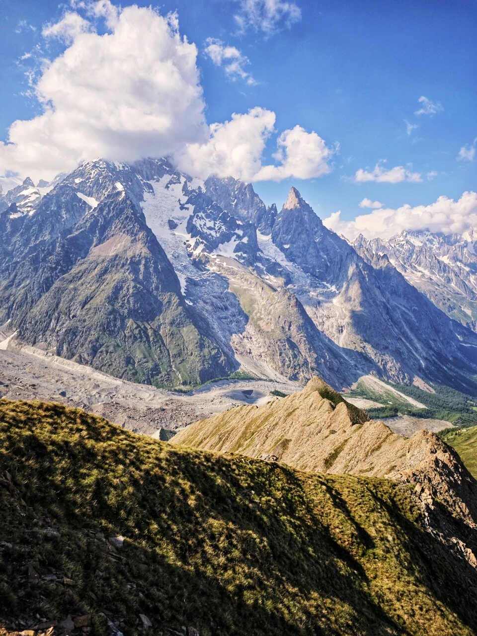 Las Grandes Jorasses vistas desde la cresta del Mont de la Saxe