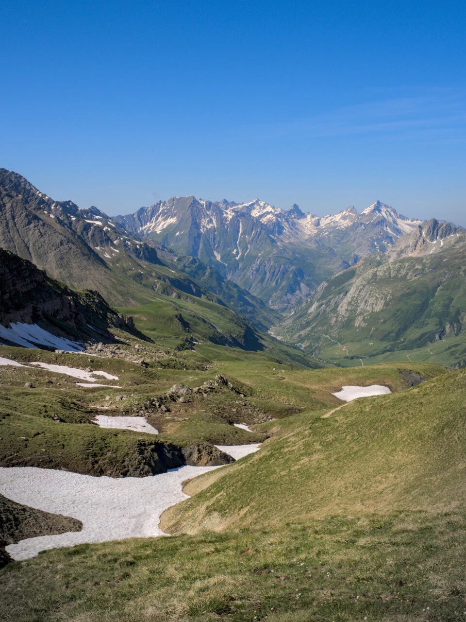Pastos alpinos y neveros en el Val Veni, ambiente estival