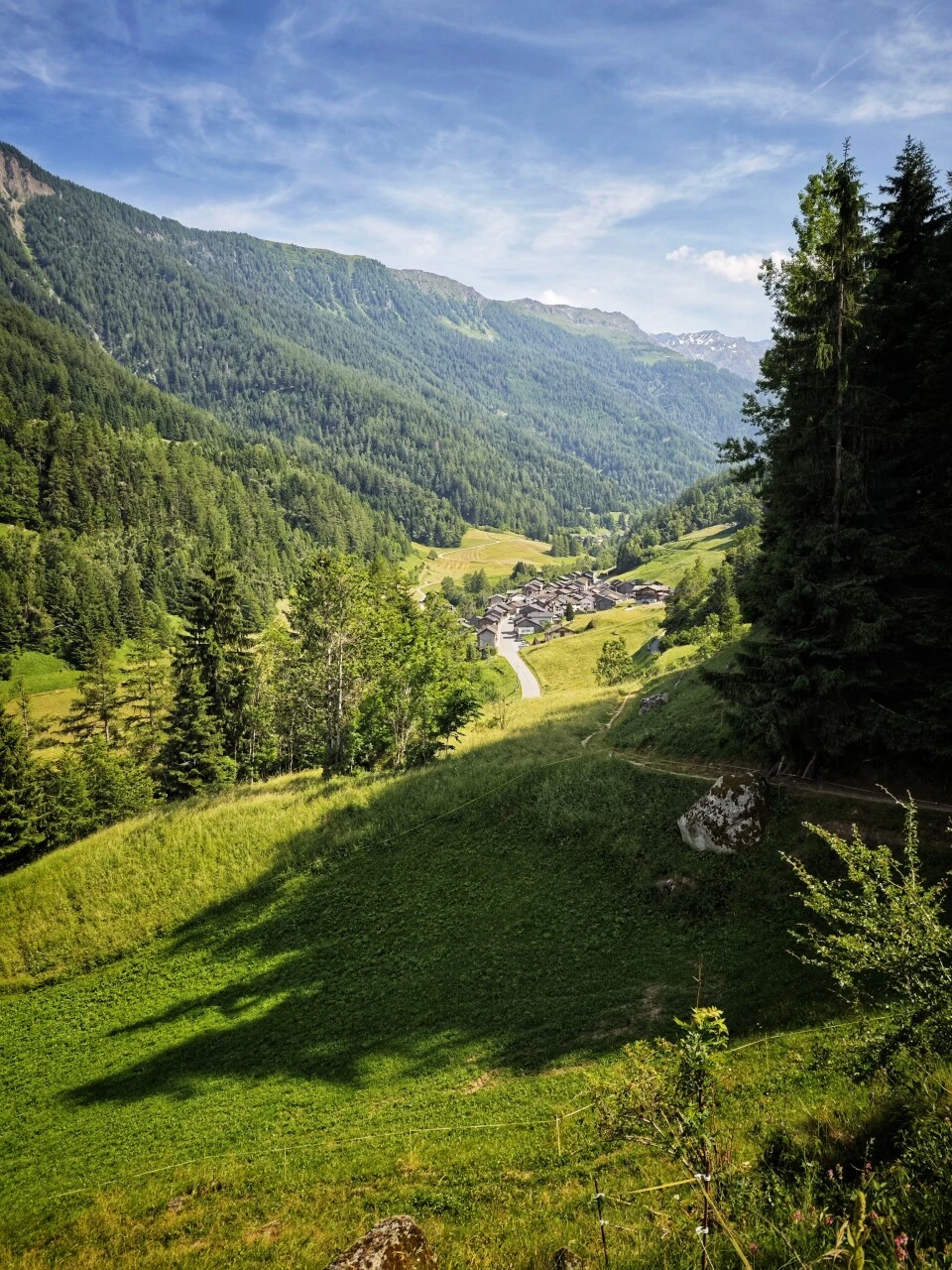 Vista sobre el pueblo de Champex y sus laderas boscosas