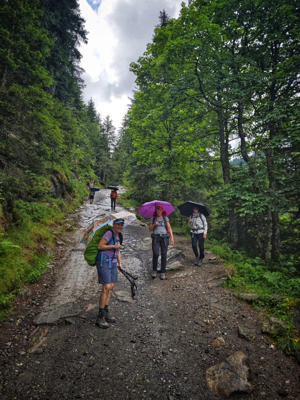 La lluvia forma parte del tour: tres países, tres vertientes, raramente el mismo tiempo