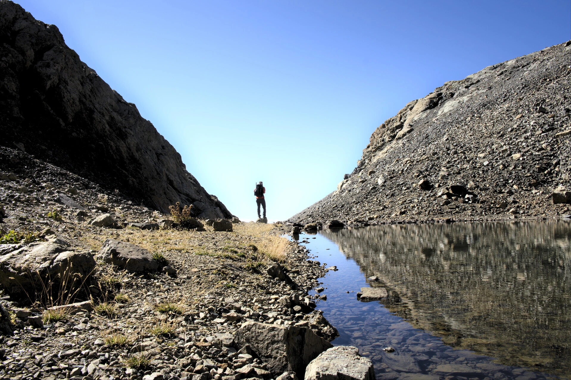 Pequeño lago de altura bajo las crestas del Vieux Chaillol