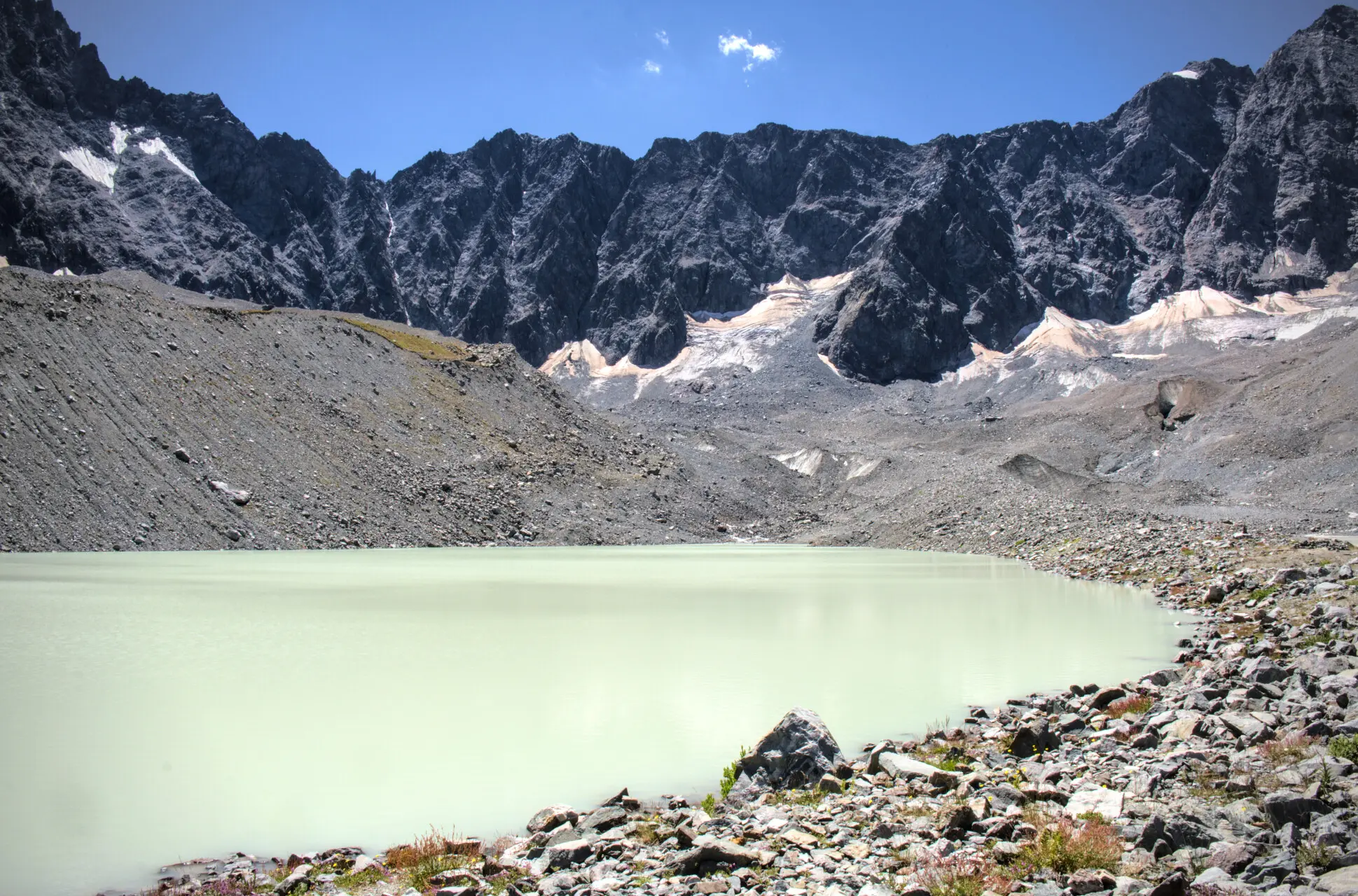 El Lac du Glacier d'Arsine y sus aguas lechosas, rodeado de morrenas y paredes rocosas
