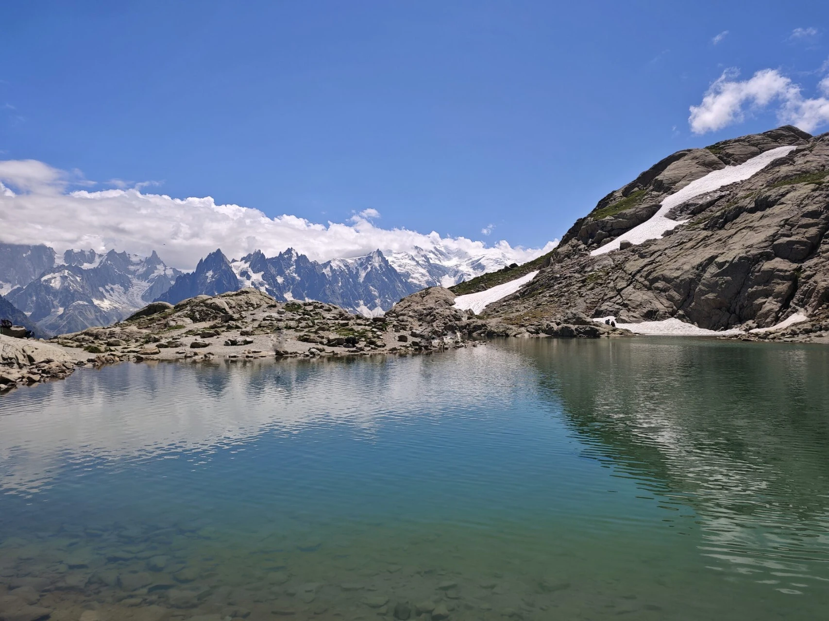 El Lac Blanc (2.352 m) frente a las Aiguilles de Chamonix y al macizo del Mont-Blanc