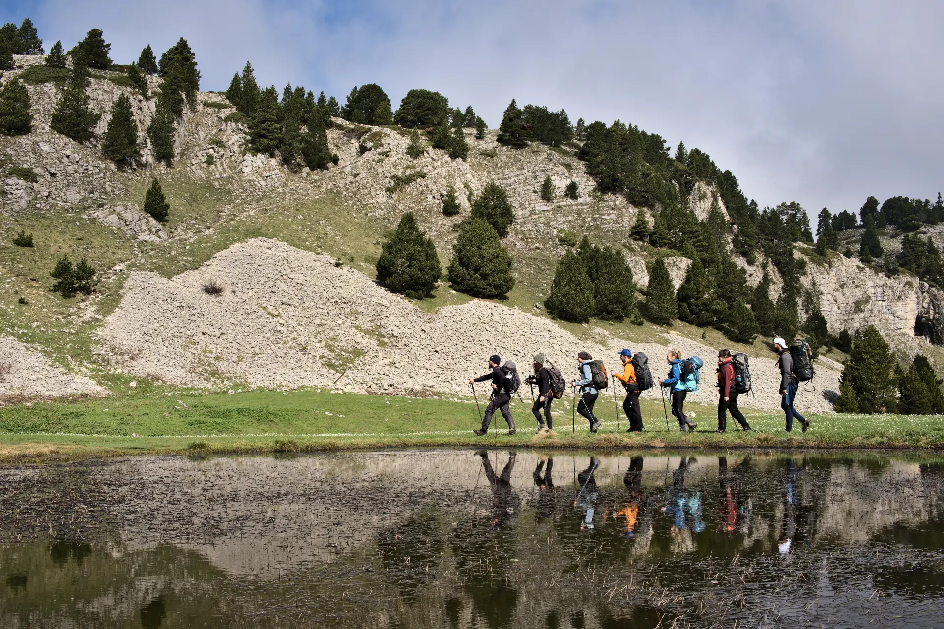 Lago en las Altas Mesetas del Vercors con senderistas