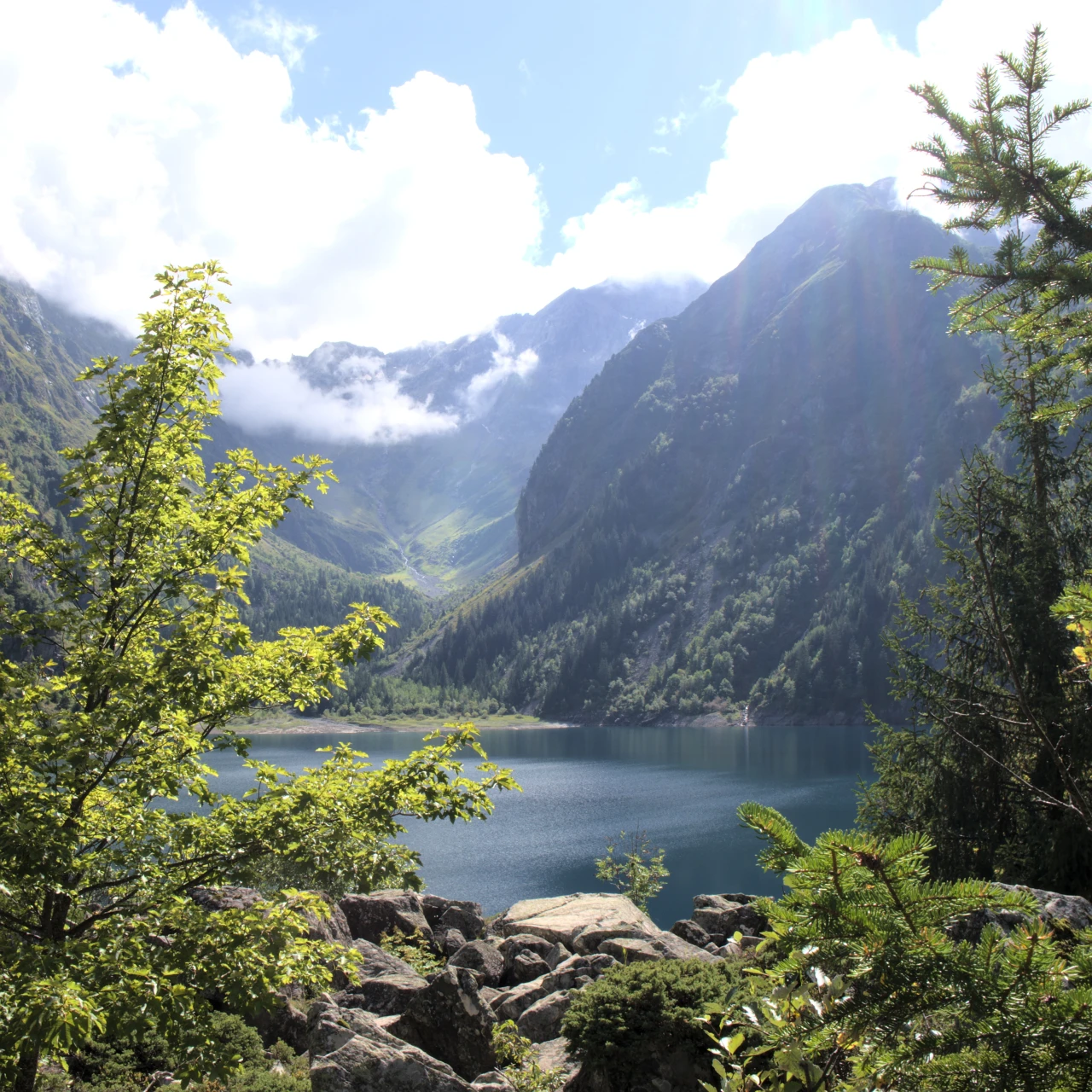 El Lac de Lauvitel visto desde el sendero de acceso, el lago natural más grande del macizo de los Écrins