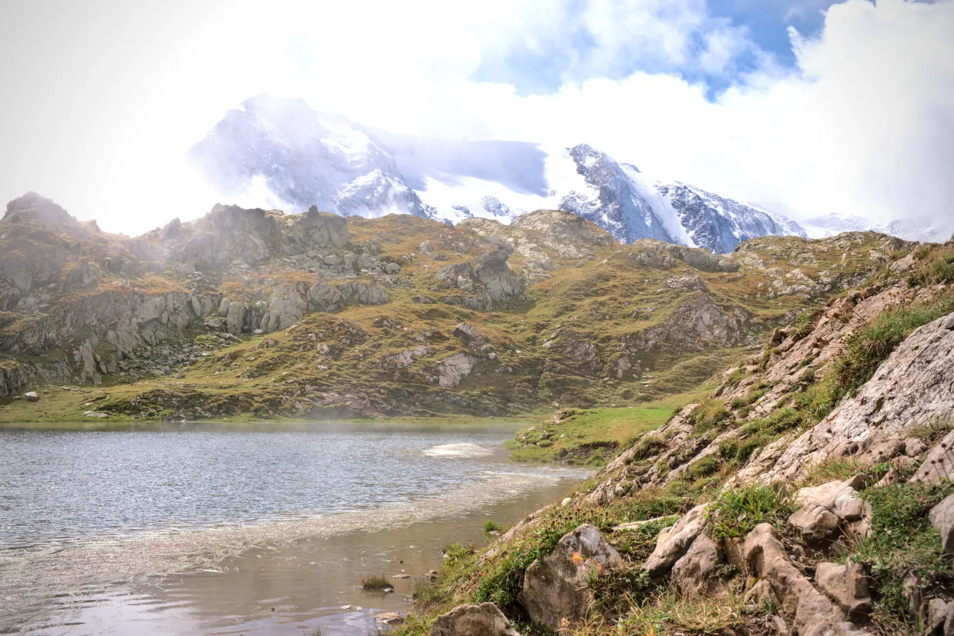 El Lac Lérié en el Plateau d'Emparis, frente a los glaciares de la Meije
