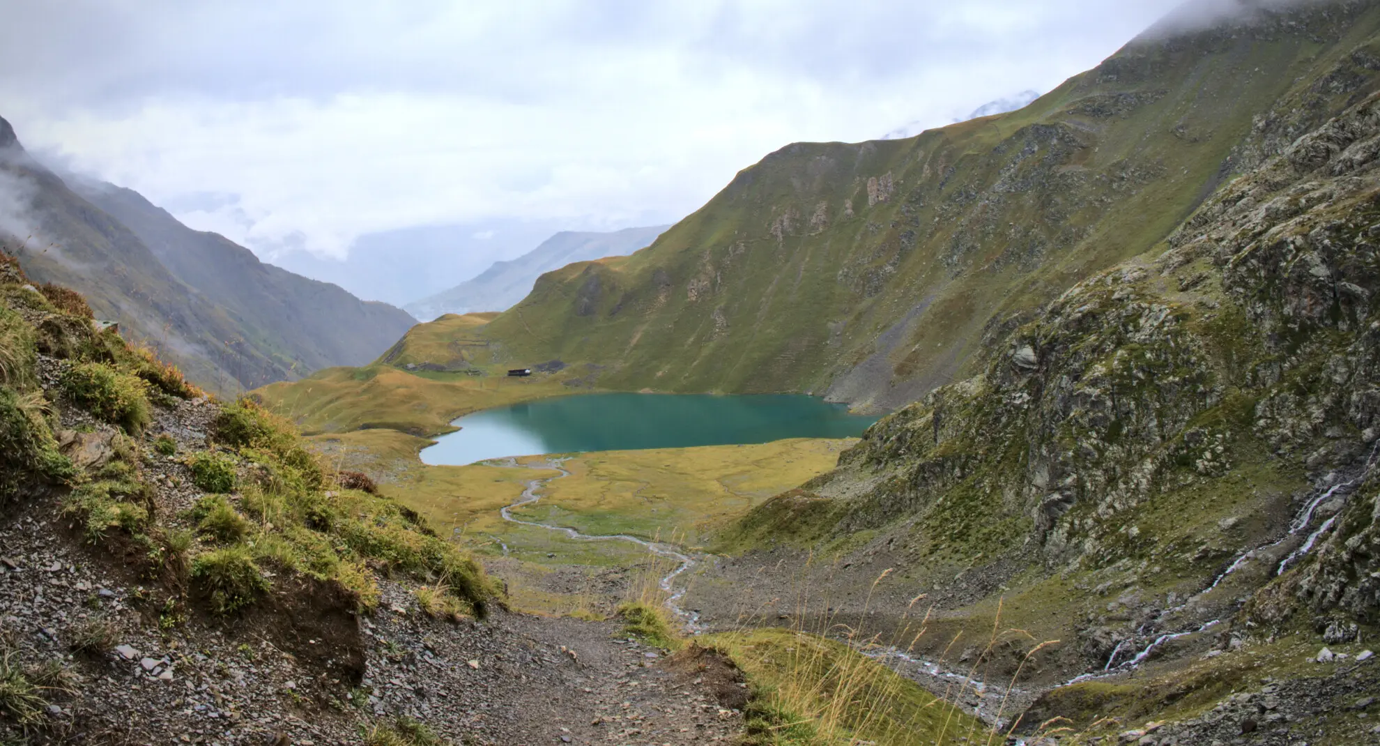 El Lac de la Muzelle visto desde el sendero de bajada, con el refugio a orillas del agua