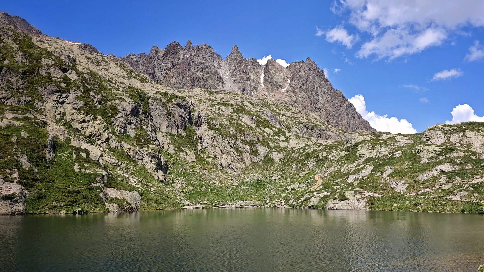 Uno de los lacs des Chéserys al pie de las Aiguilles Rouges, por debajo del Lac Blanc