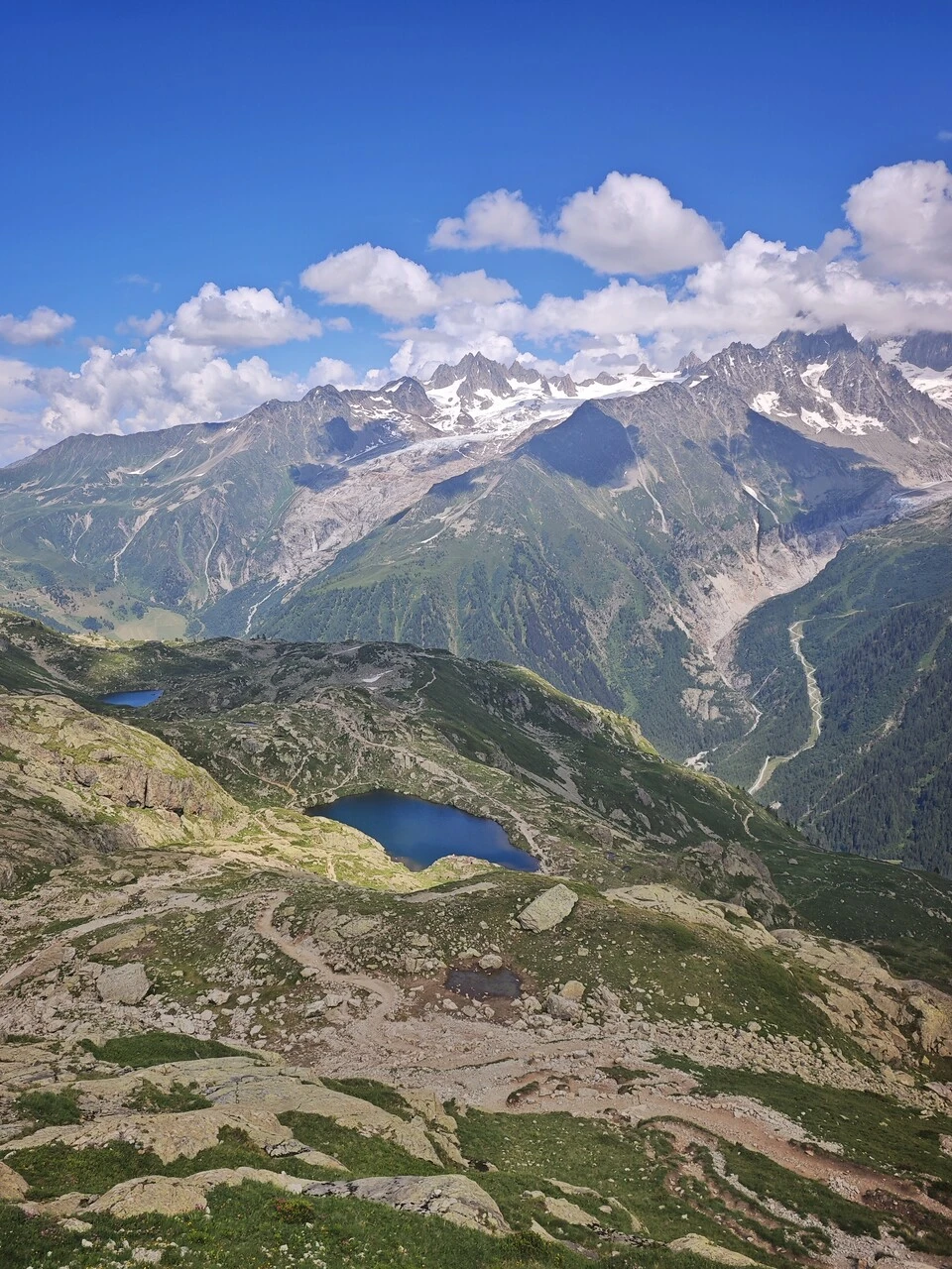 Un lago de los Chéserys apoyado en su rellano, con el valle de Chamonix por debajo