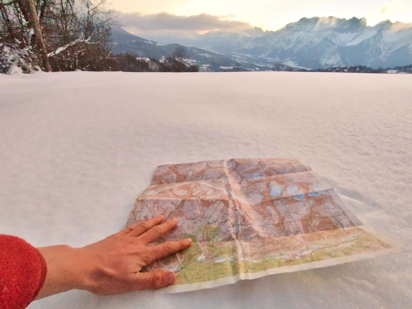 Una meseta del Champsaur bajo la nieve. El sendero está en algún sitio bajo nuestros pies: el mapa y la brújula recuperan el mando en cuanto desaparece la señalización.