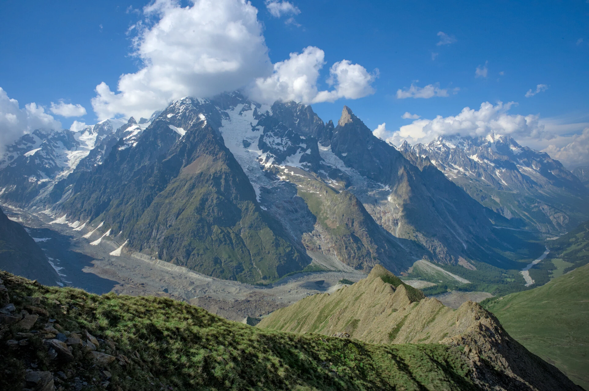 El macizo del Mont-Blanc desde el Mont de la Saxe, de Courmayeur a las Grandes Jorasses