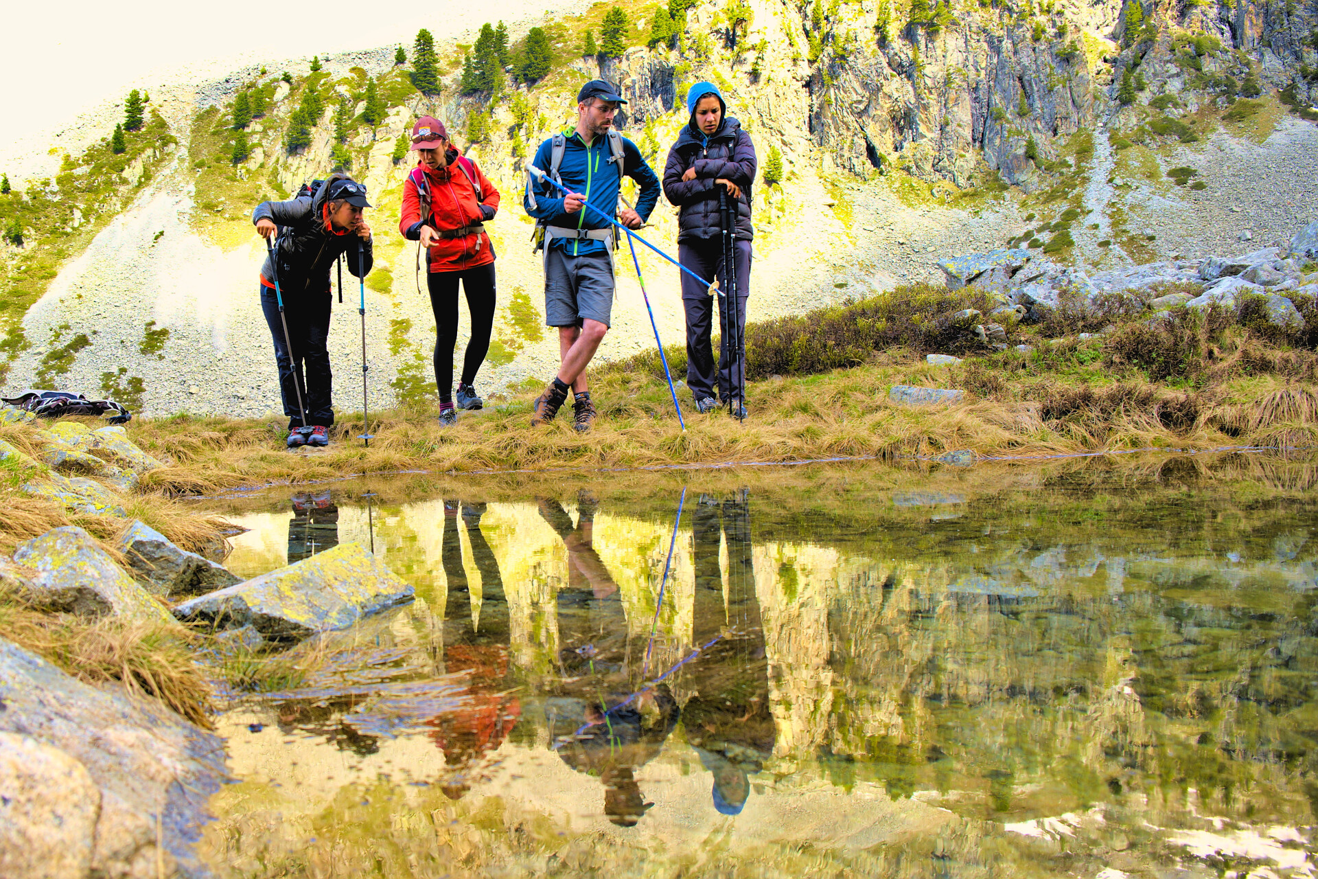 Senderistas en una pausa a orillas de un lago de montaña
