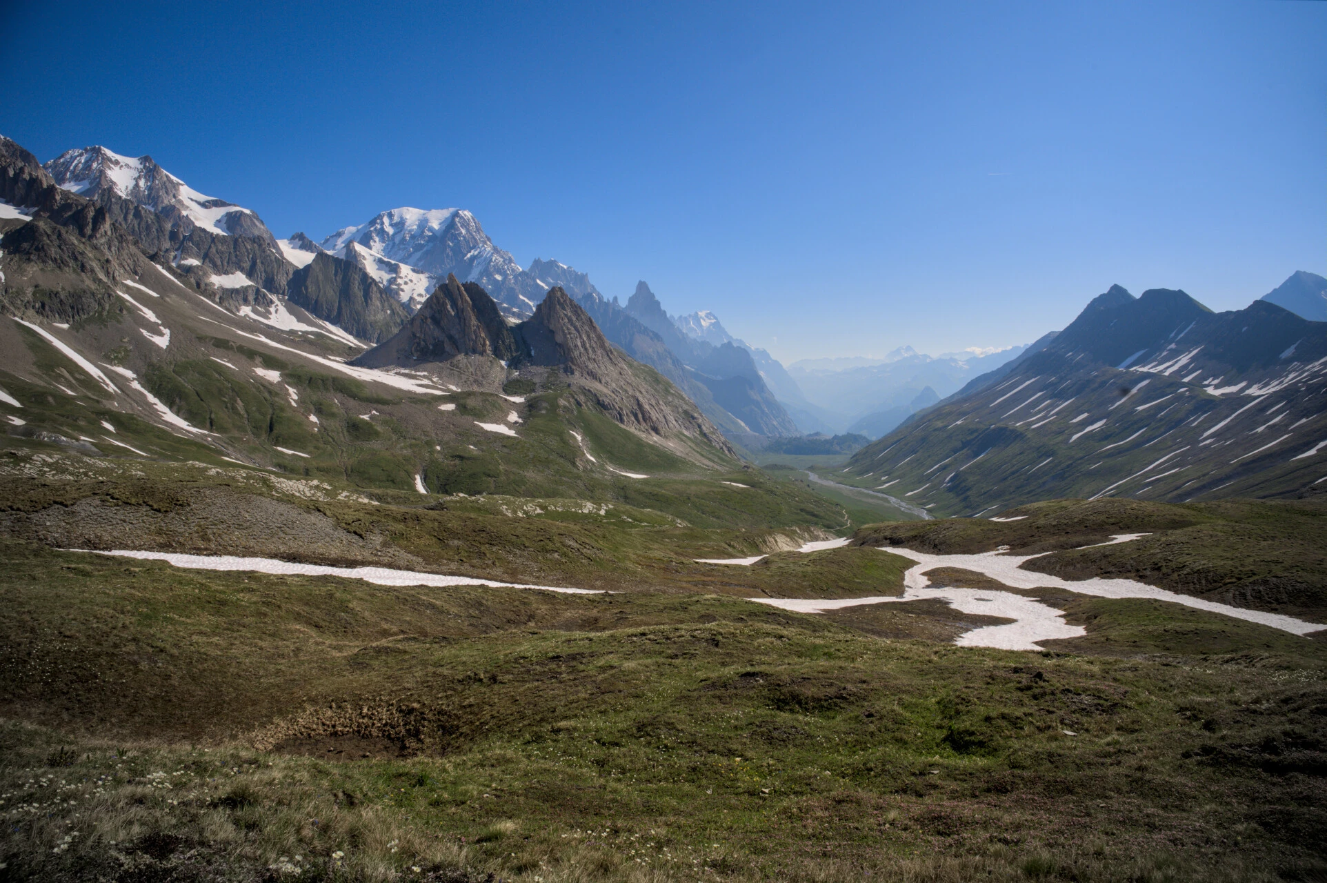 Panorama del Val Veni y la cara sur del Mont-Blanc