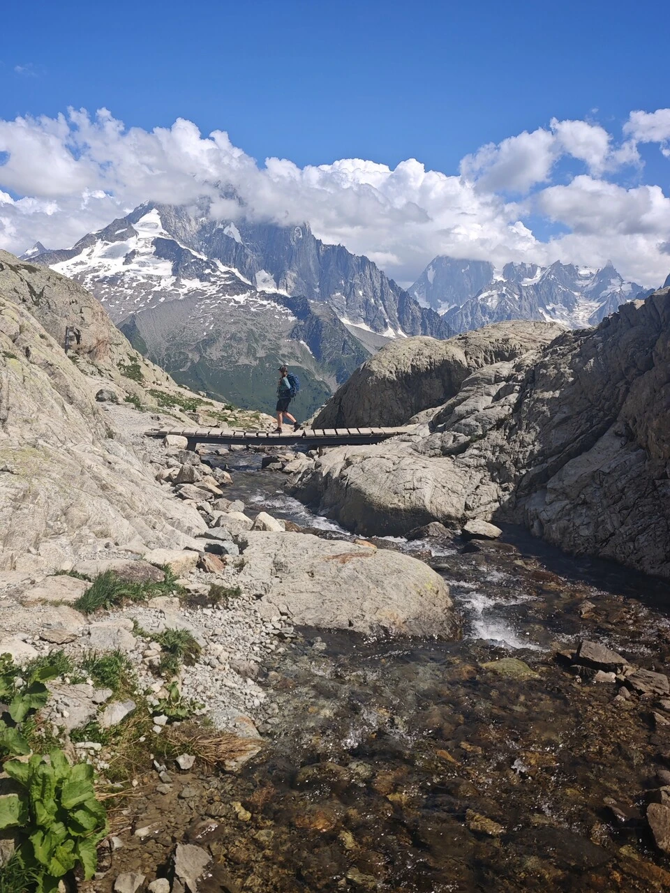La pasarela que cruza el torrente en el sendero del Lac Blanc
