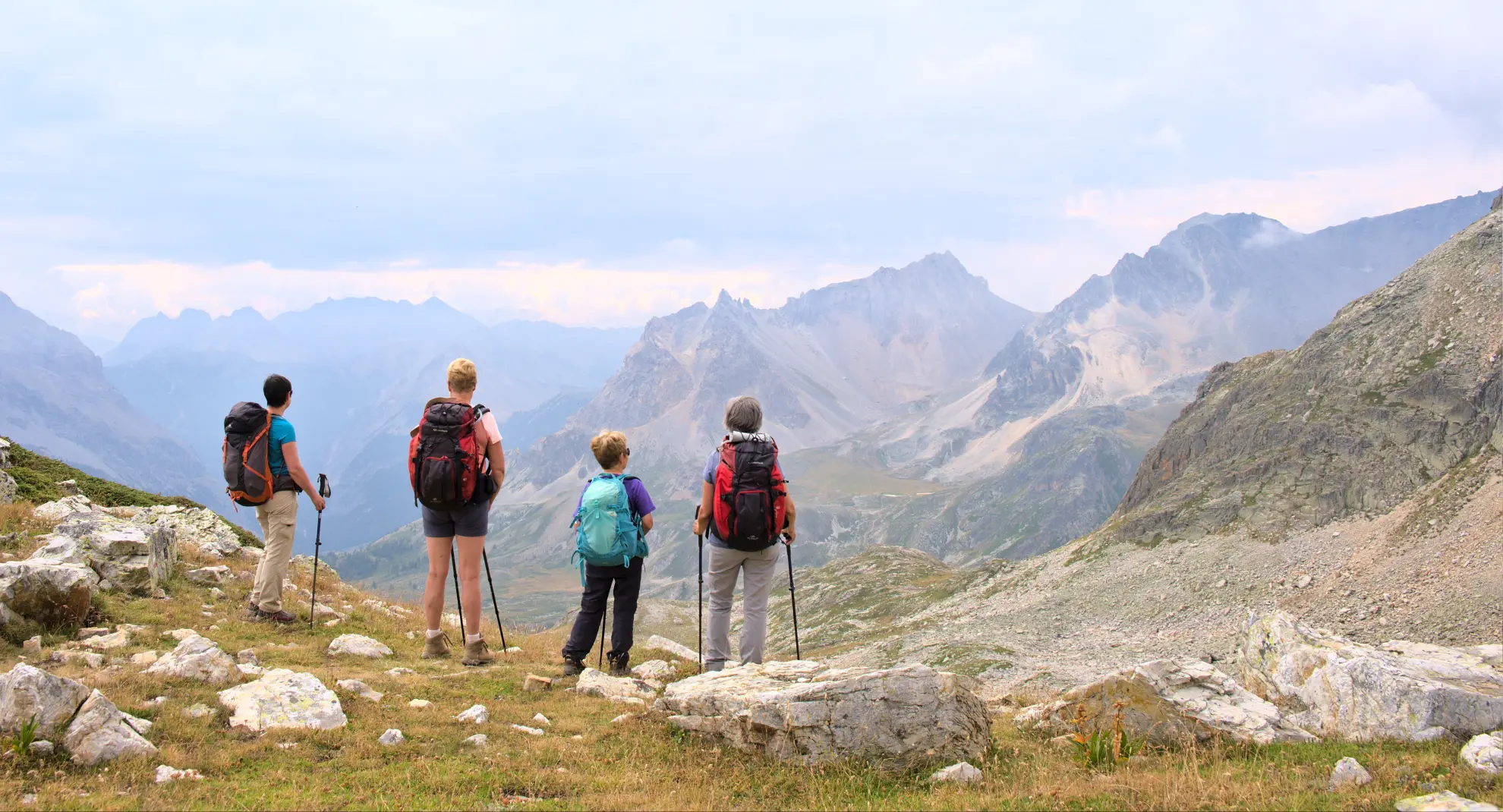 Senderismo en grupo en los Alpes