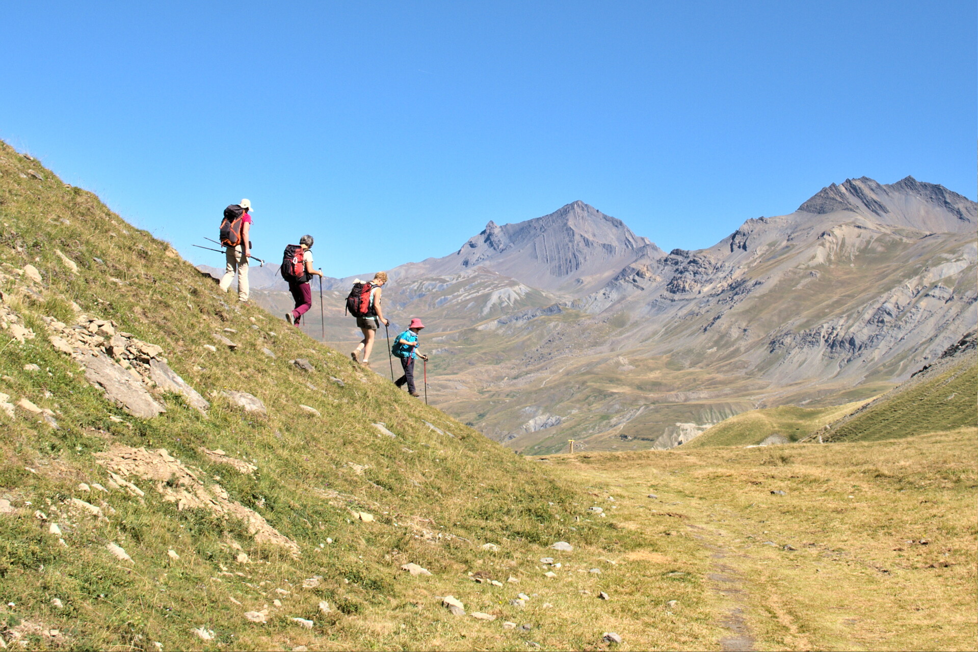 Senderismo hacia un refugio en los Hautes-Alpes