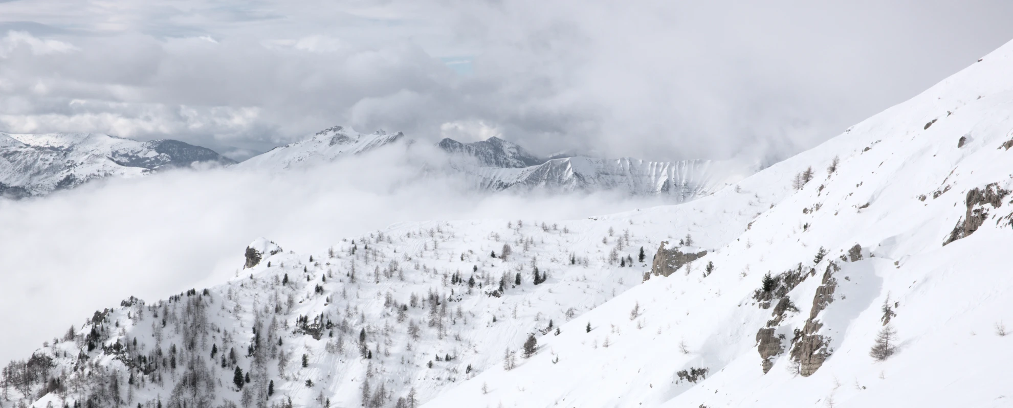 Vertiente nevada del Vieux Chaillol por encima de un mar de nubes