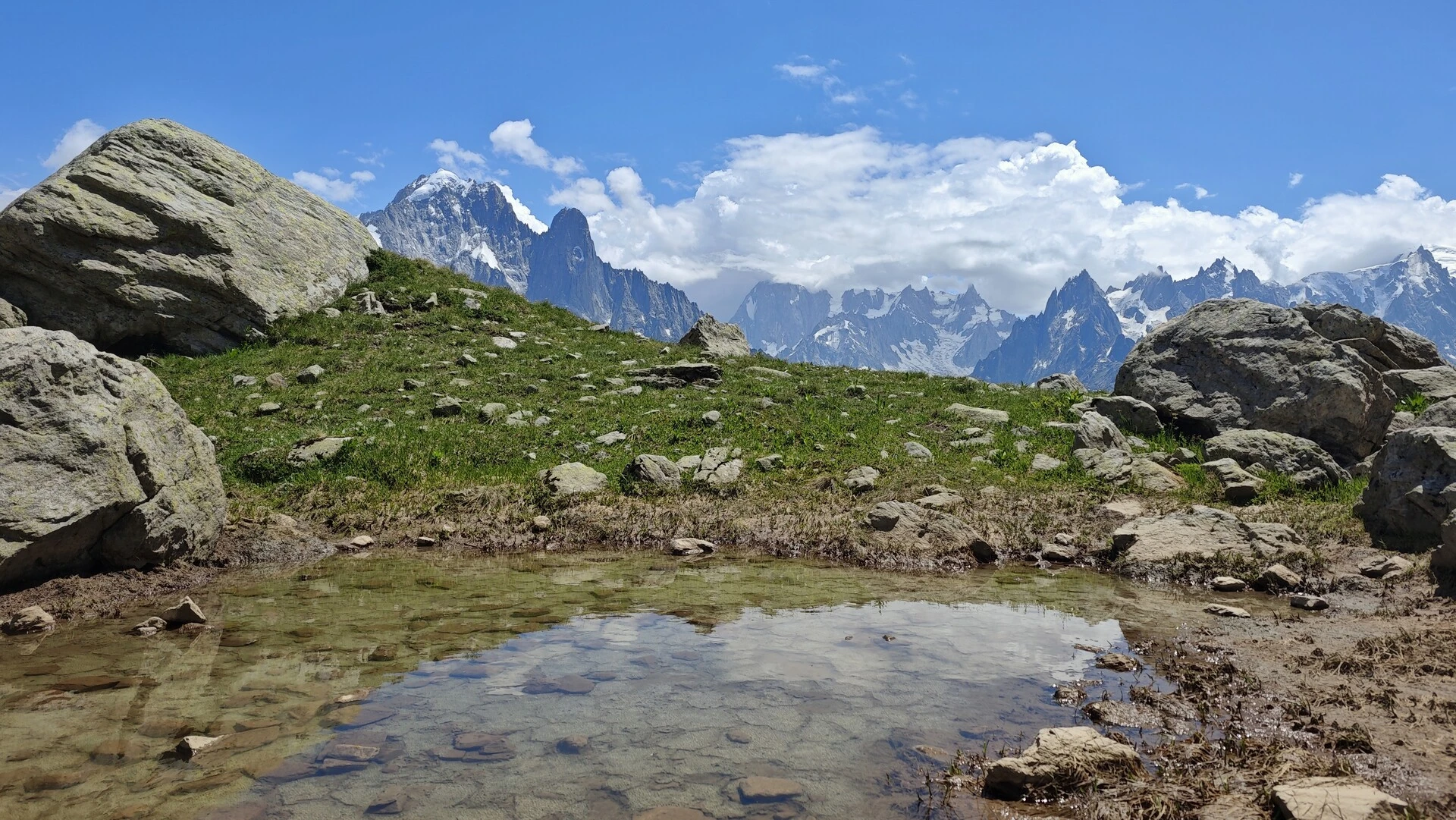 El macizo del Mont-Blanc se refleja en un lago de los Chéserys