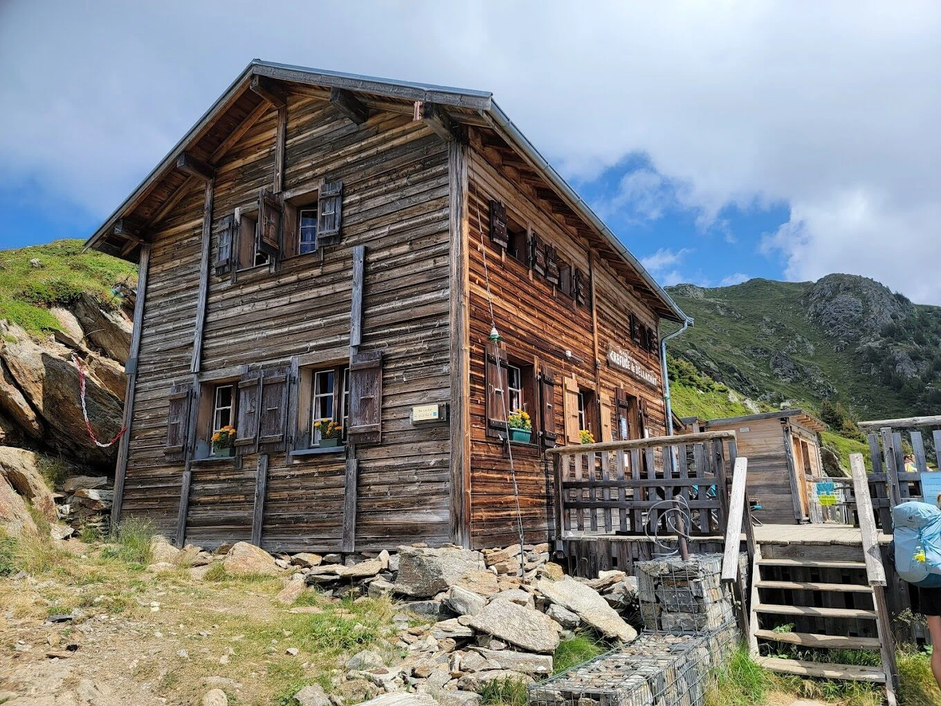 Refuge de Bellachat bajo el Brévent, frente al Mont-Blanc
