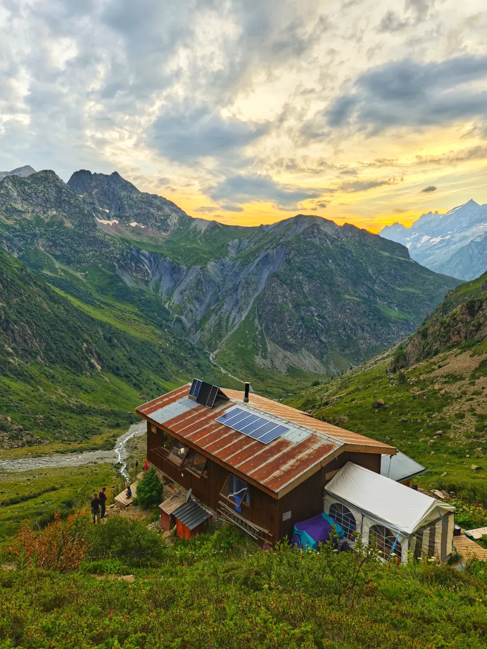 Refugio de Chabournéou al atardecer