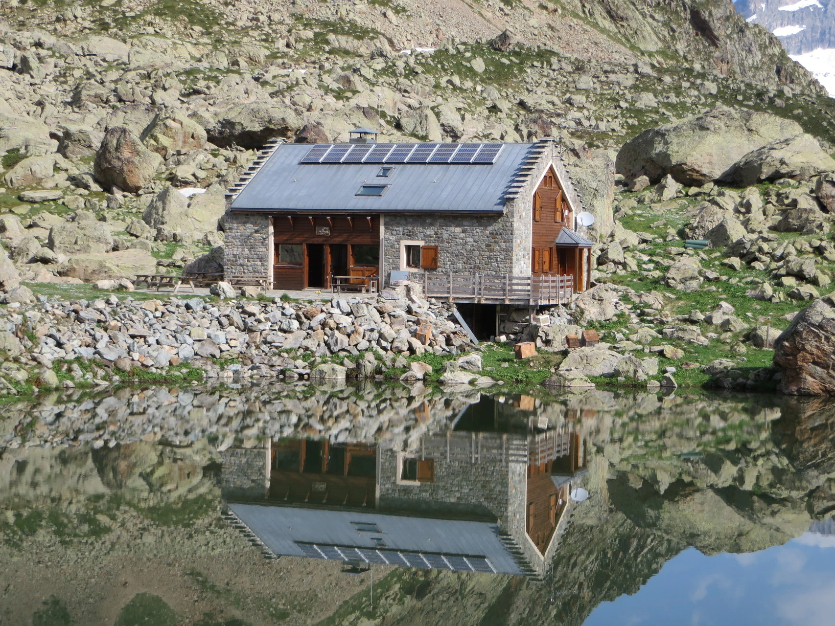 El refugio de Vallonpierre y su lago