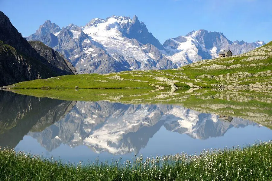 El Lac du Goléon y el refugio, con la Meije y sus glaciares al fondo