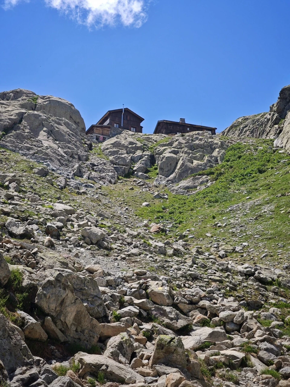 El Refuge du Lac Blanc, apoyado en las losas por encima del sendero de subida