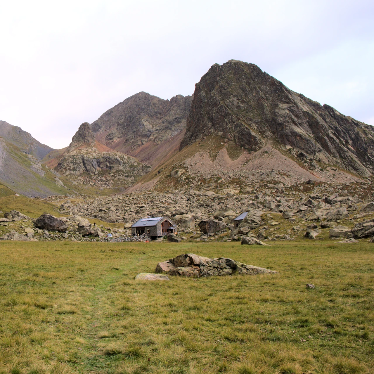 El Refuge de Vallonpierre y su lago, al pie del Sirac