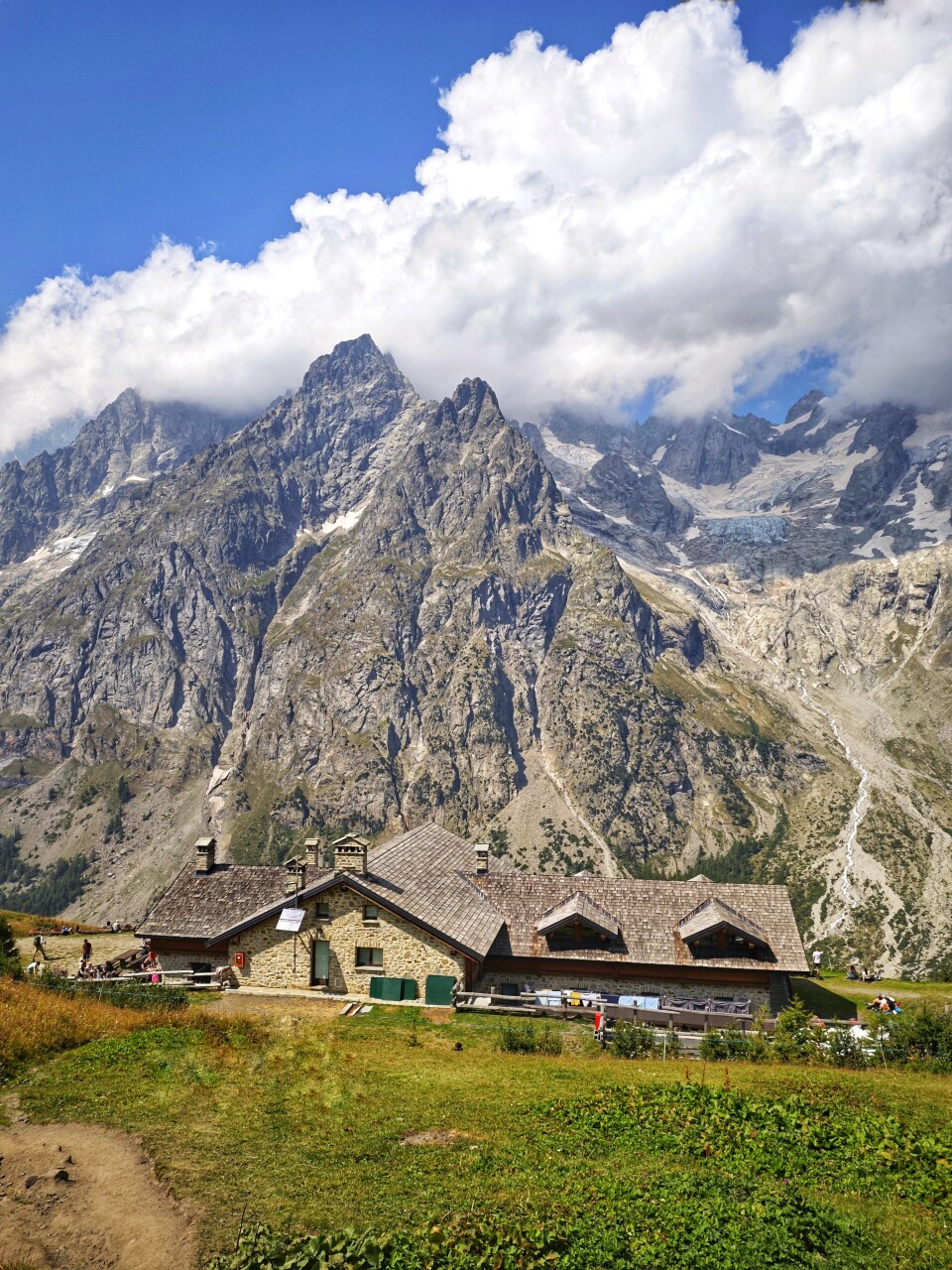 Refugio Walter Bonatti frente a Pointe Walker - Mont-Blanc