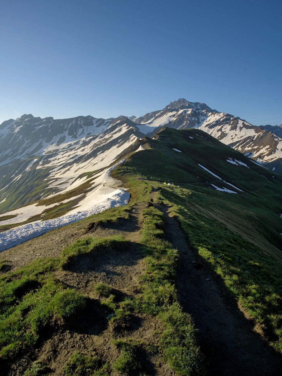 El filo de cresta a primera hora de la mañana, zona de los cols Ferret