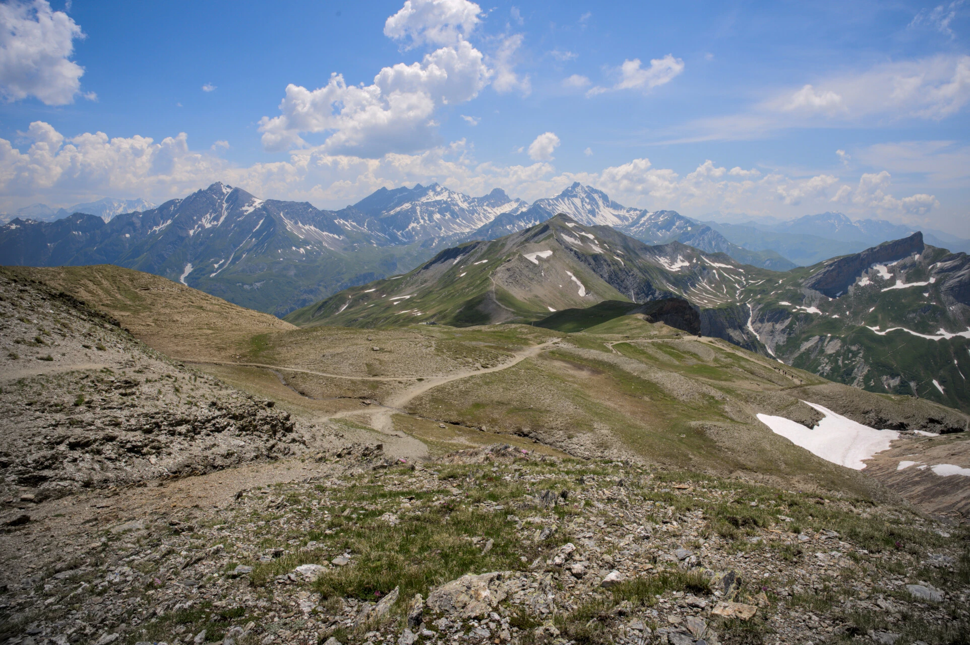 Sendero de cresta hacia el Col de la Croix du Bonhomme