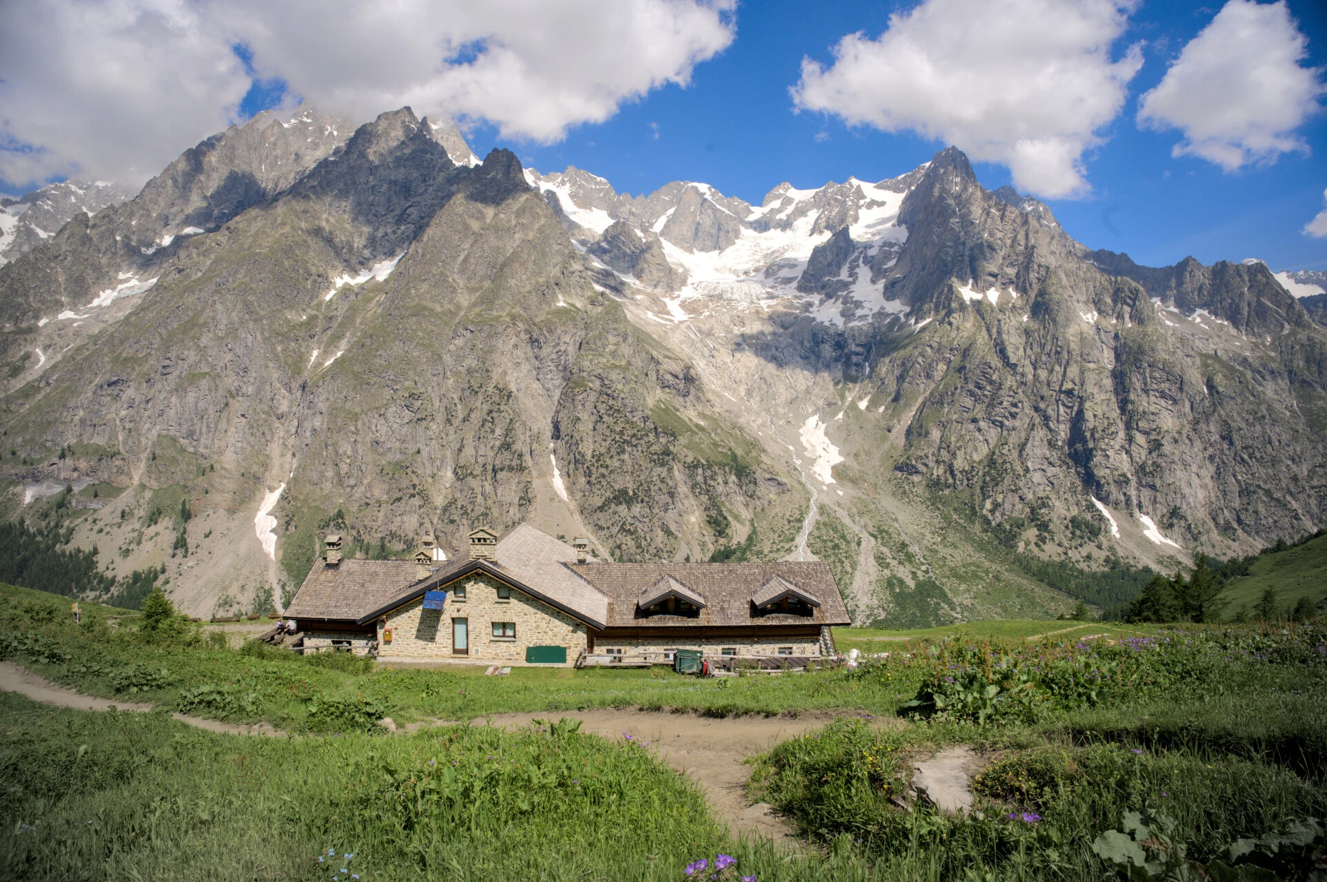 El Refuge Bonatti en su prado frente a las Grandes Jorasses