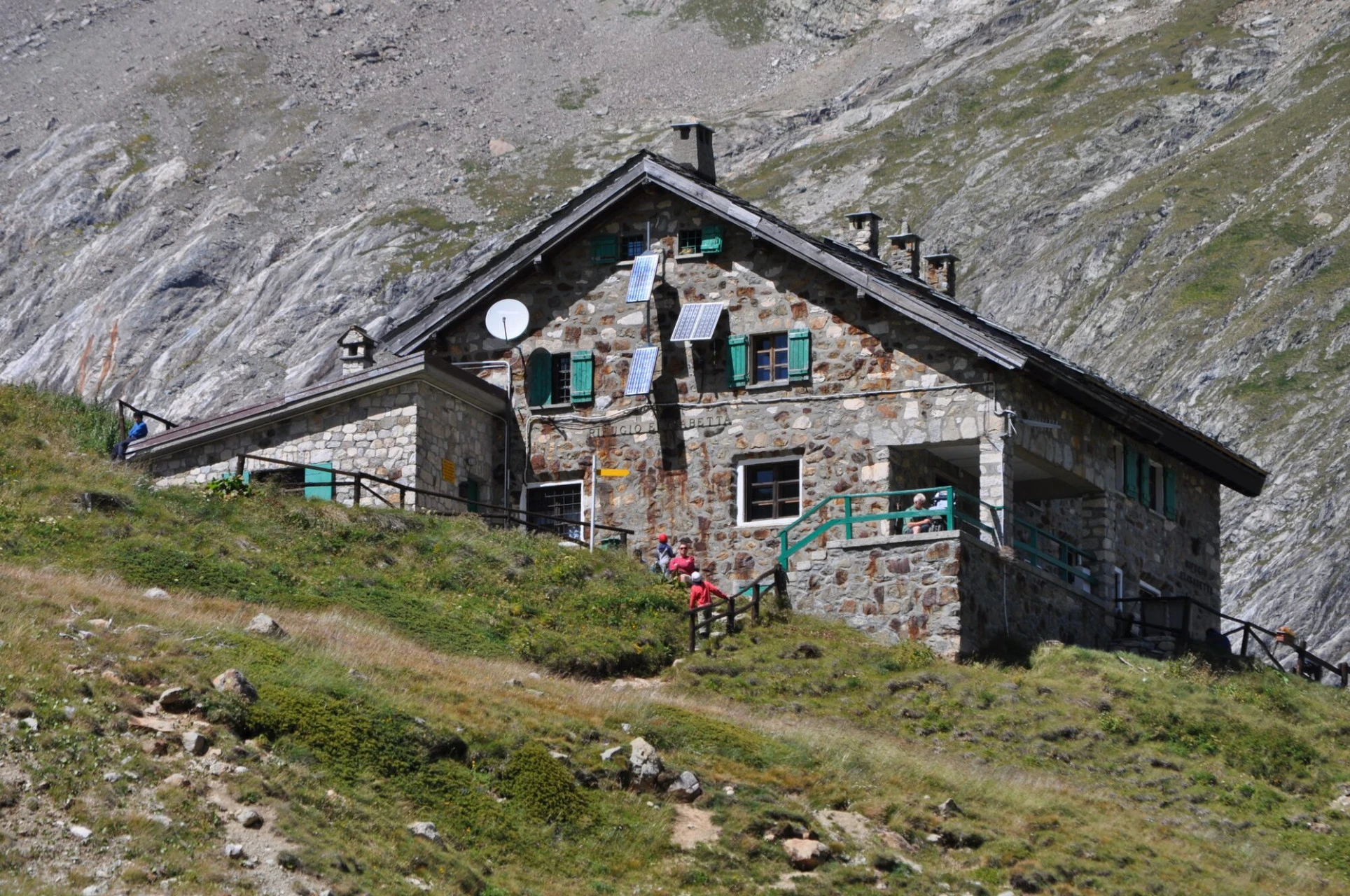 Rifugio Elisabetta en el fondo del Val Veny, bajo el glaciar de la Lée Blanche