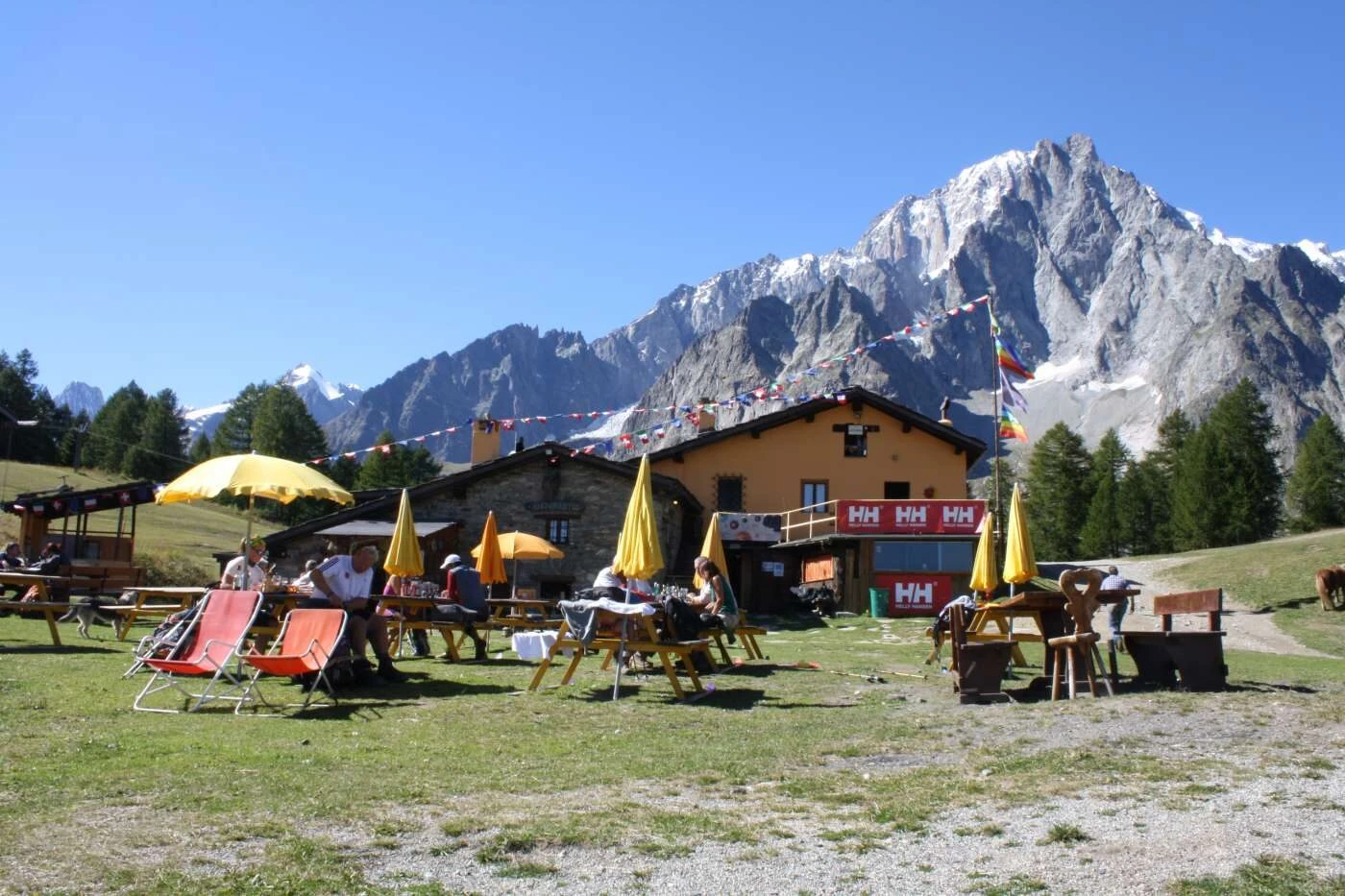 Rifugio Maison Vieille en el Col Chécrouit, frente a las Grandes Jorasses