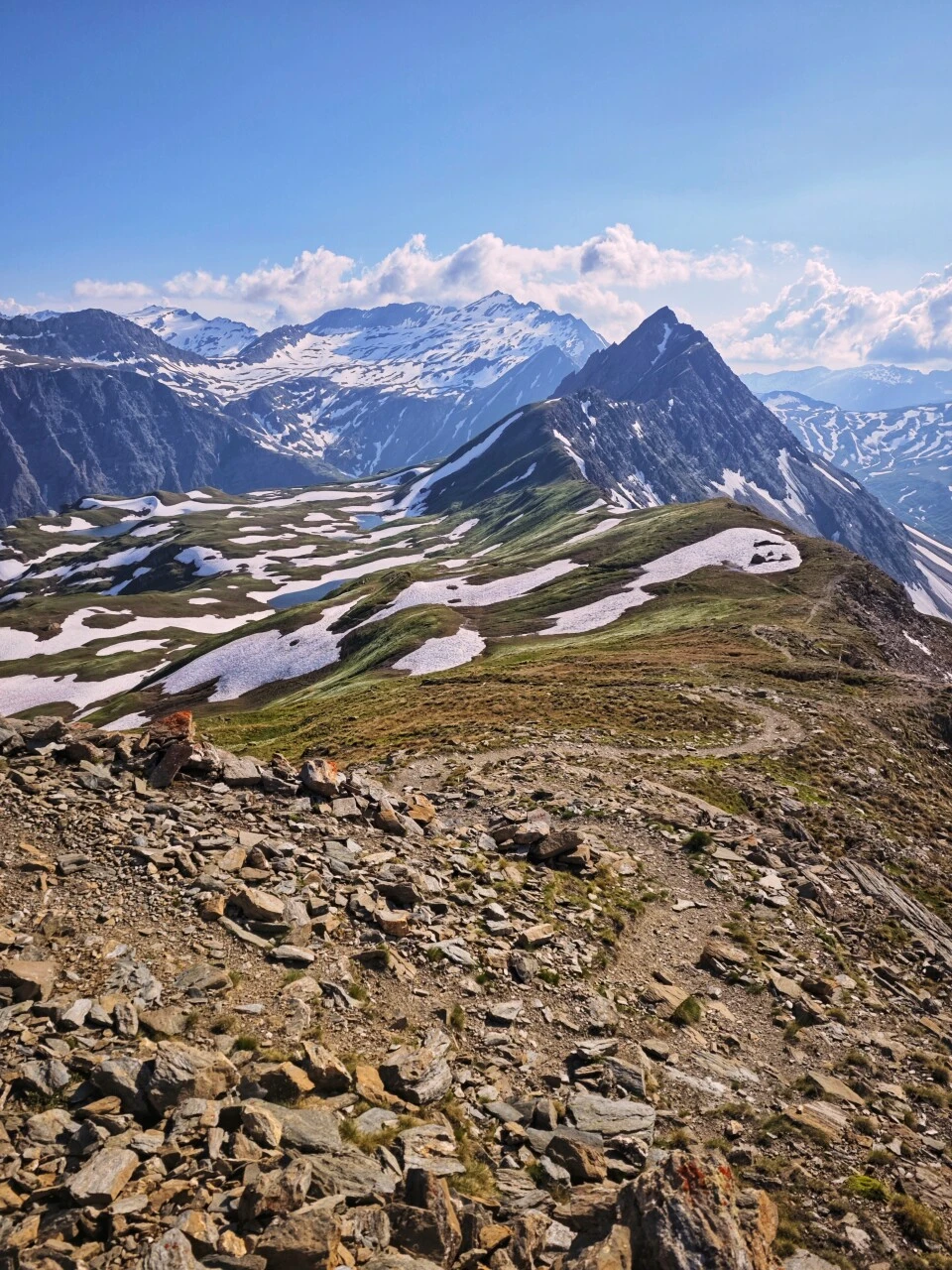 El filo de la cresta, frente a las Grandes Jorasses