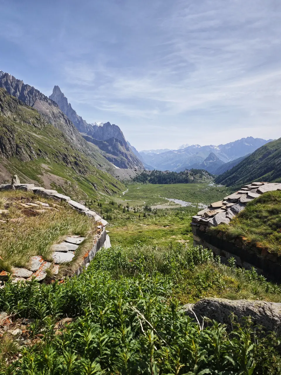 Ruinas de la II Guerra Mundial bajo el Col de la Seigne