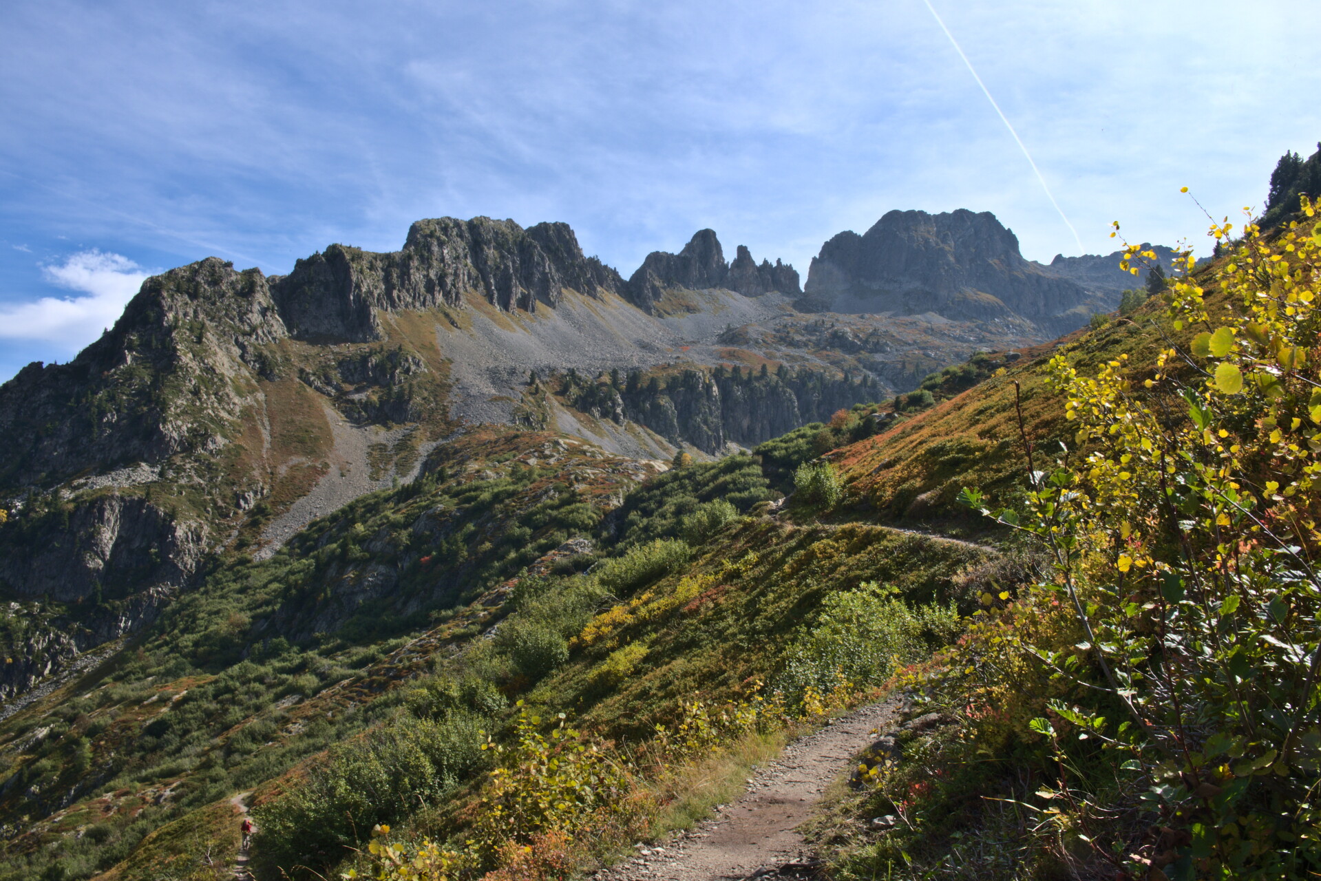 Sendero de montaña en los Écrins en otoño